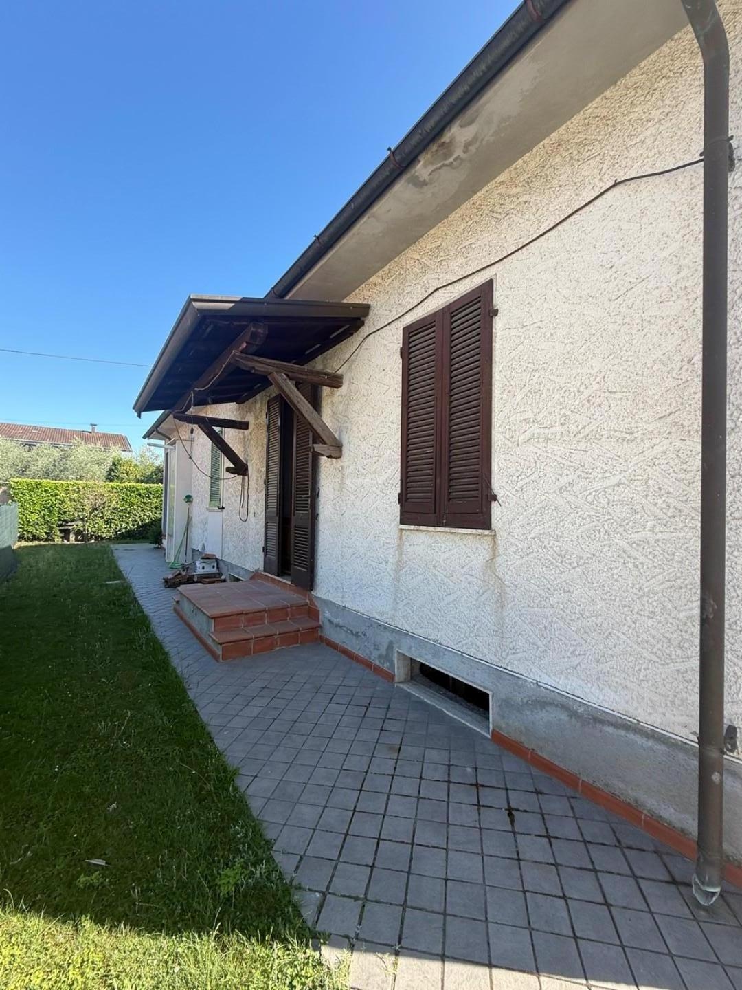 Villa Bifamiliare con giardino, Montignoso cervaiolo