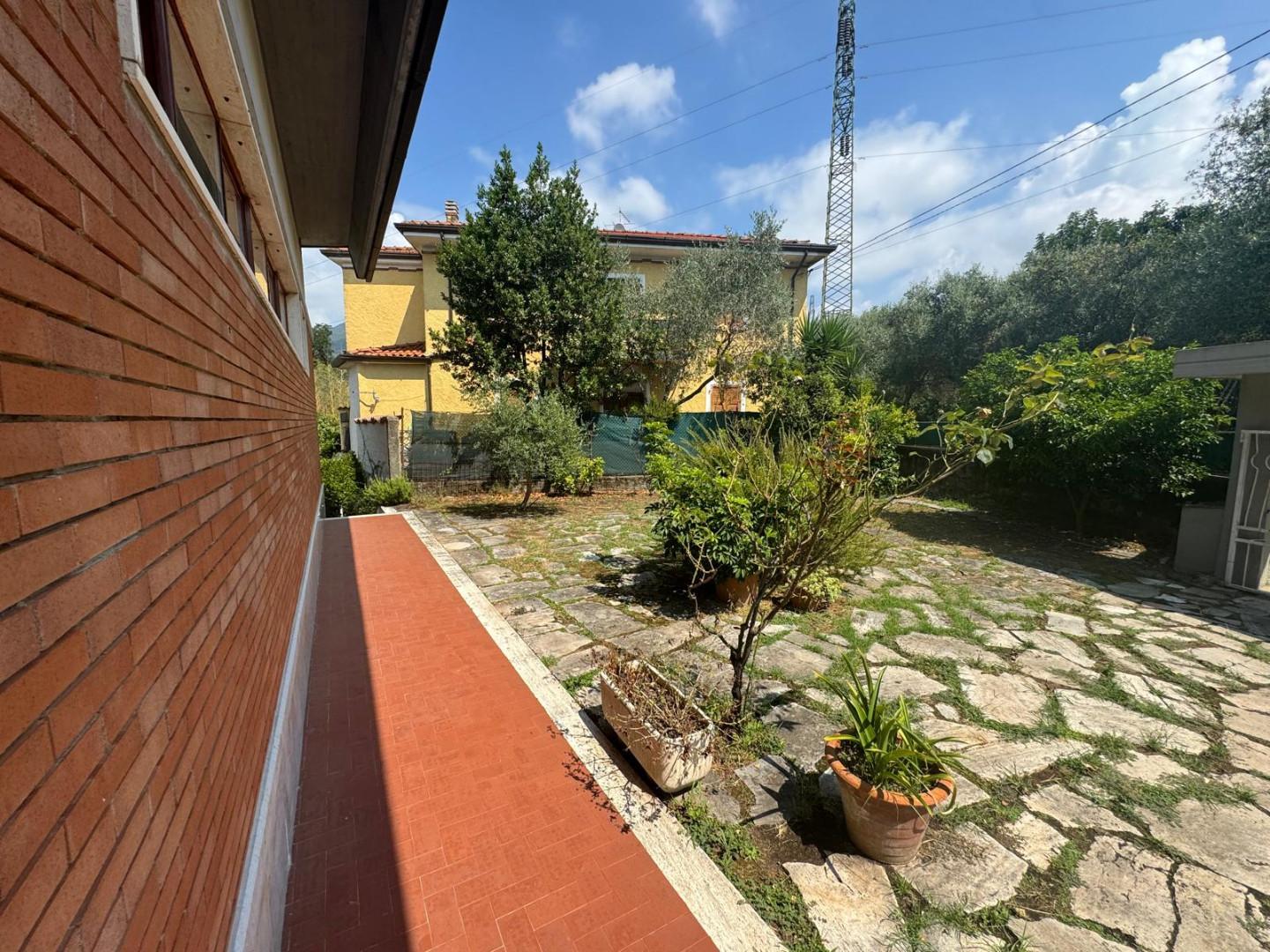 Villa Bifamiliare con giardino, Massa remola