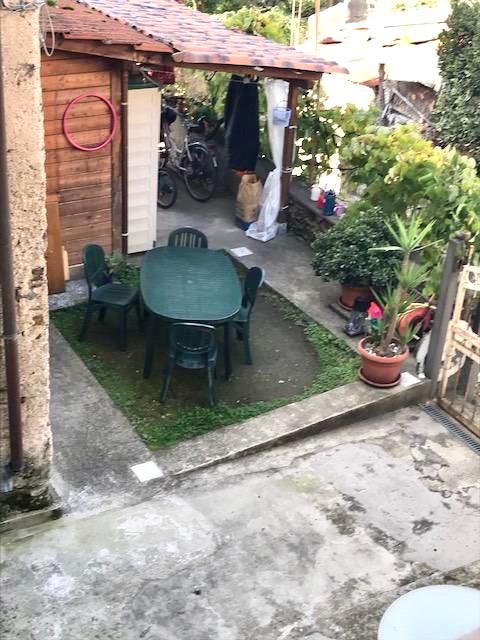 Casa indipendente con giardino a Massa