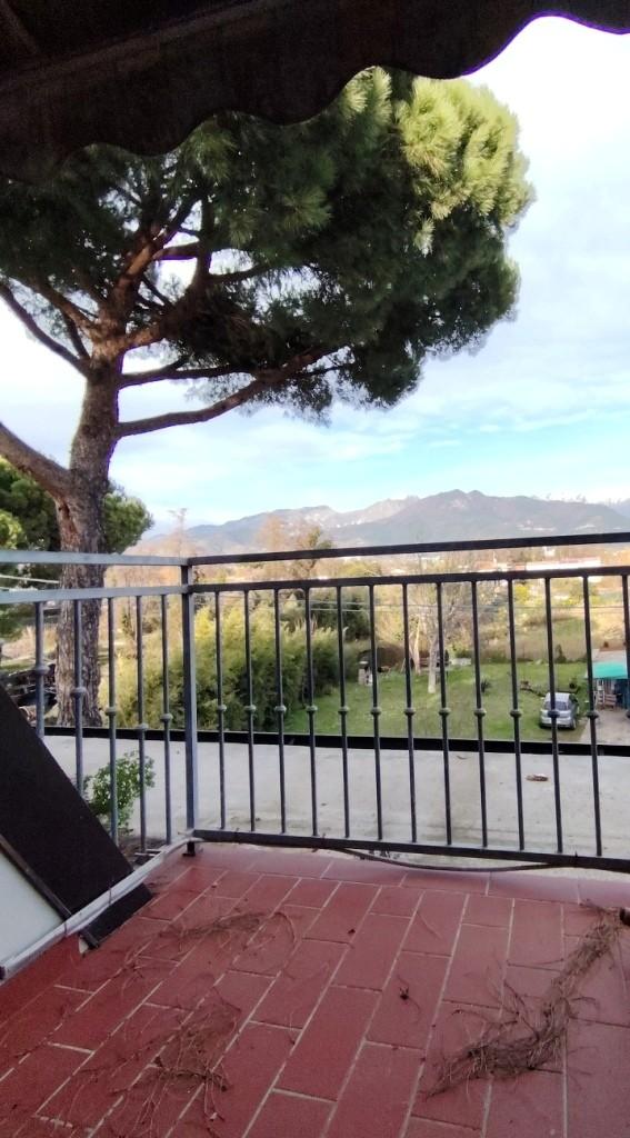 Attico con terrazzo, Massa marina di