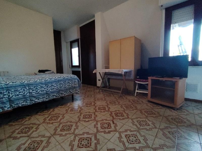 Attico con terrazzo, Massa marina di