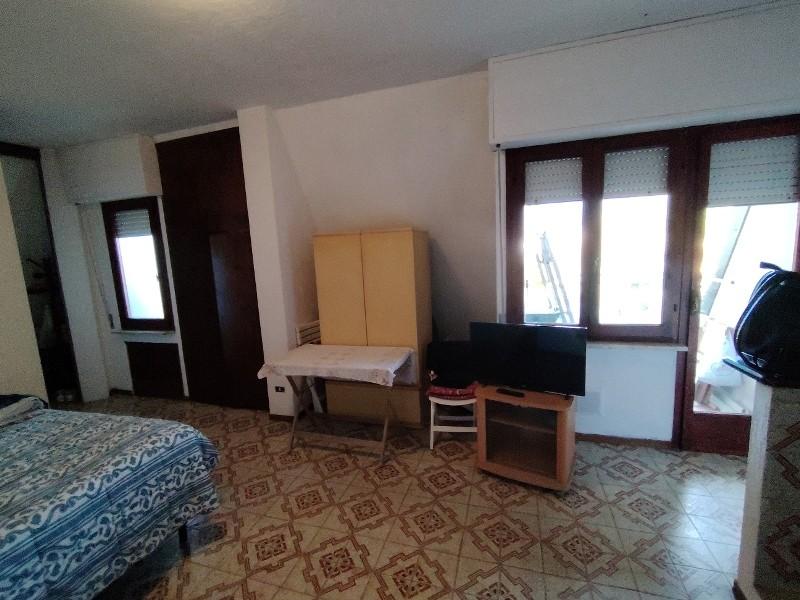 Attico con terrazzo, Massa marina di