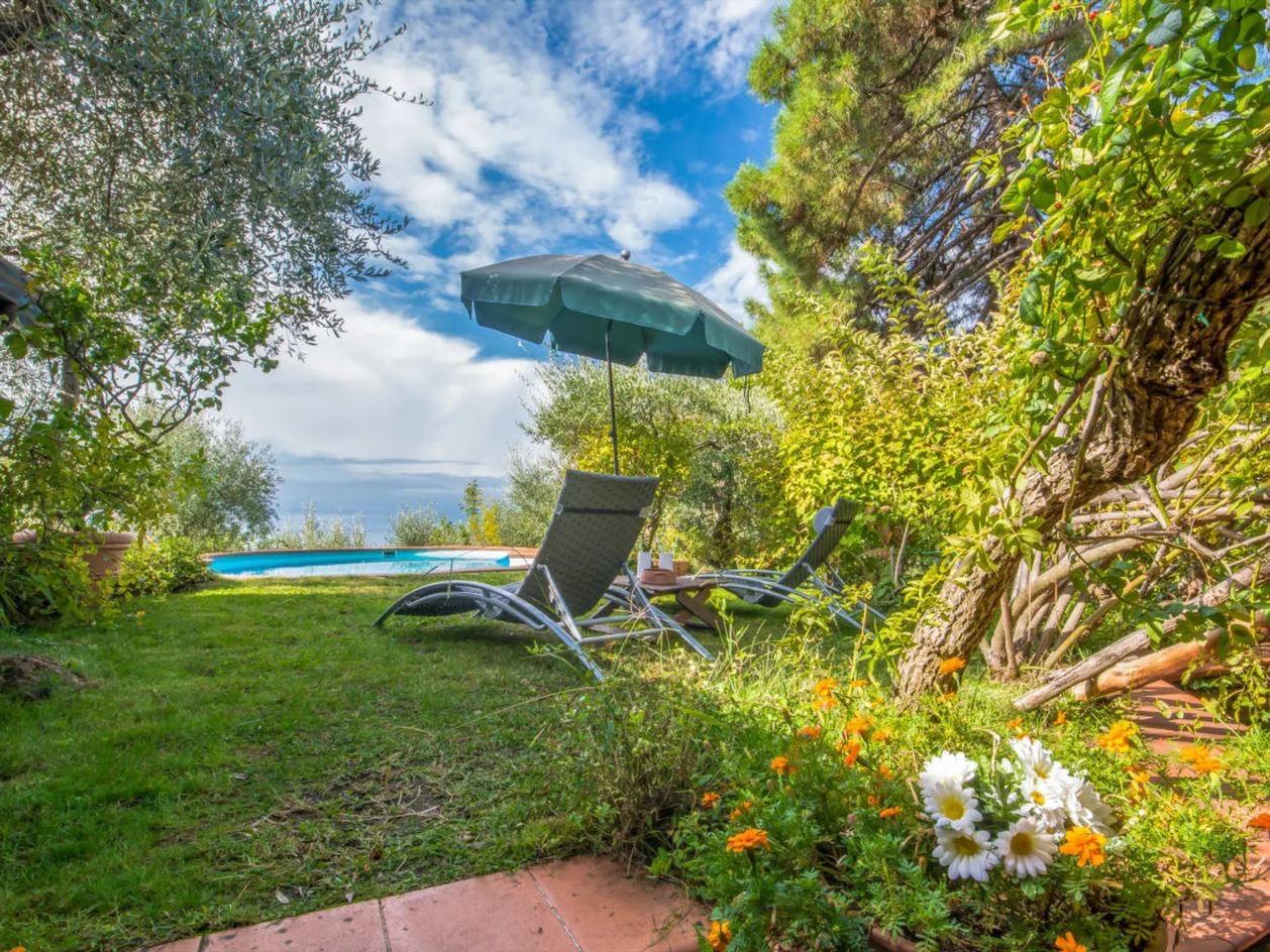 Villa con giardino, Massa san carlo