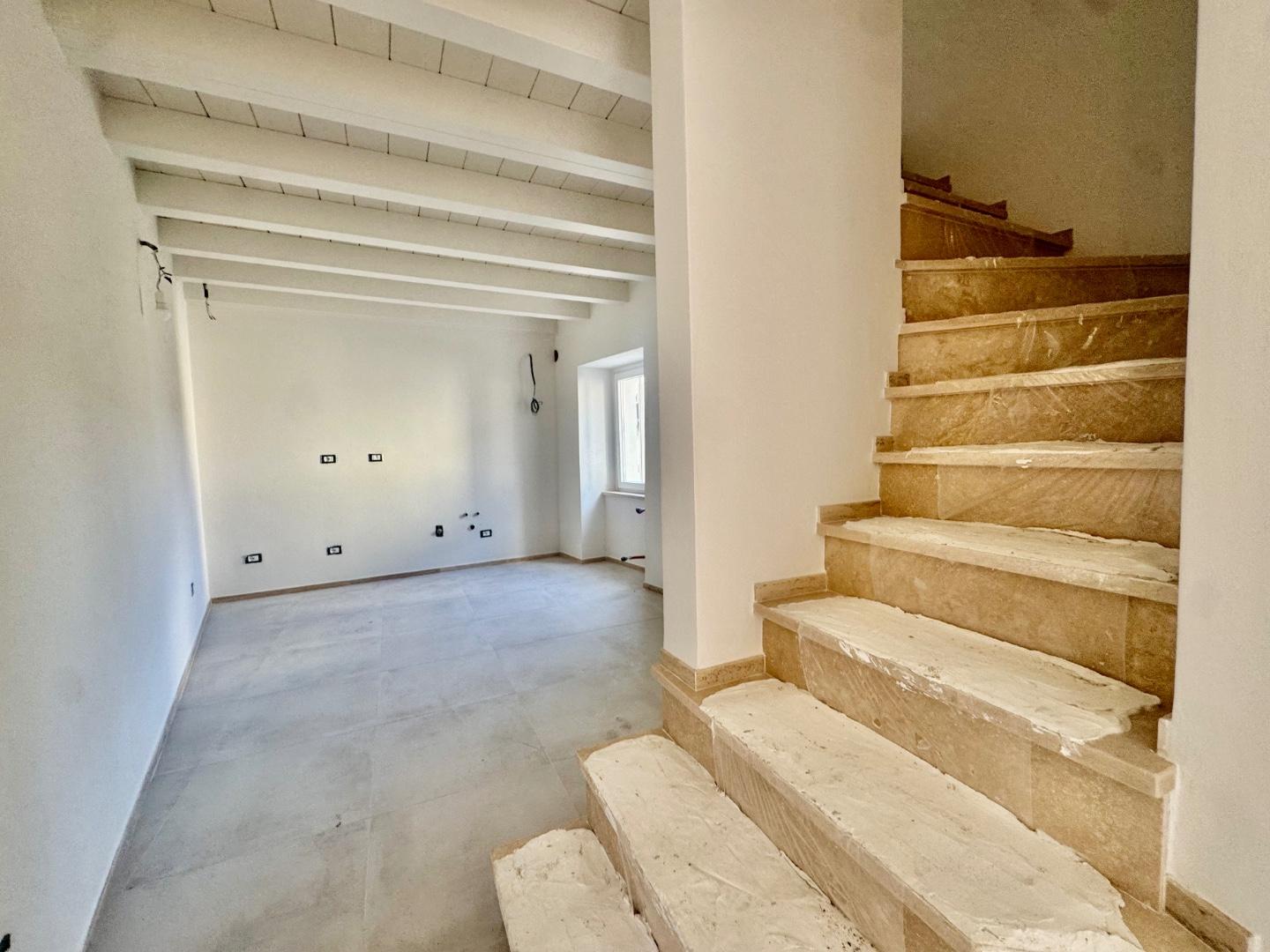 Casa indipendente con terrazzo, Massa turano