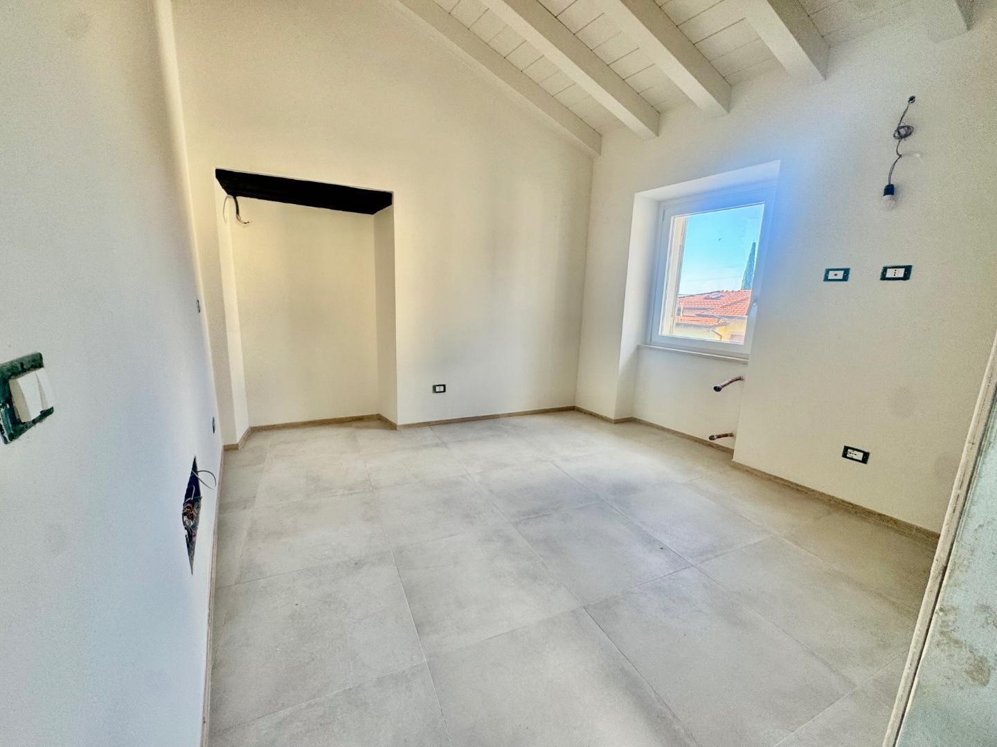 Casa indipendente con terrazzo, Massa turano