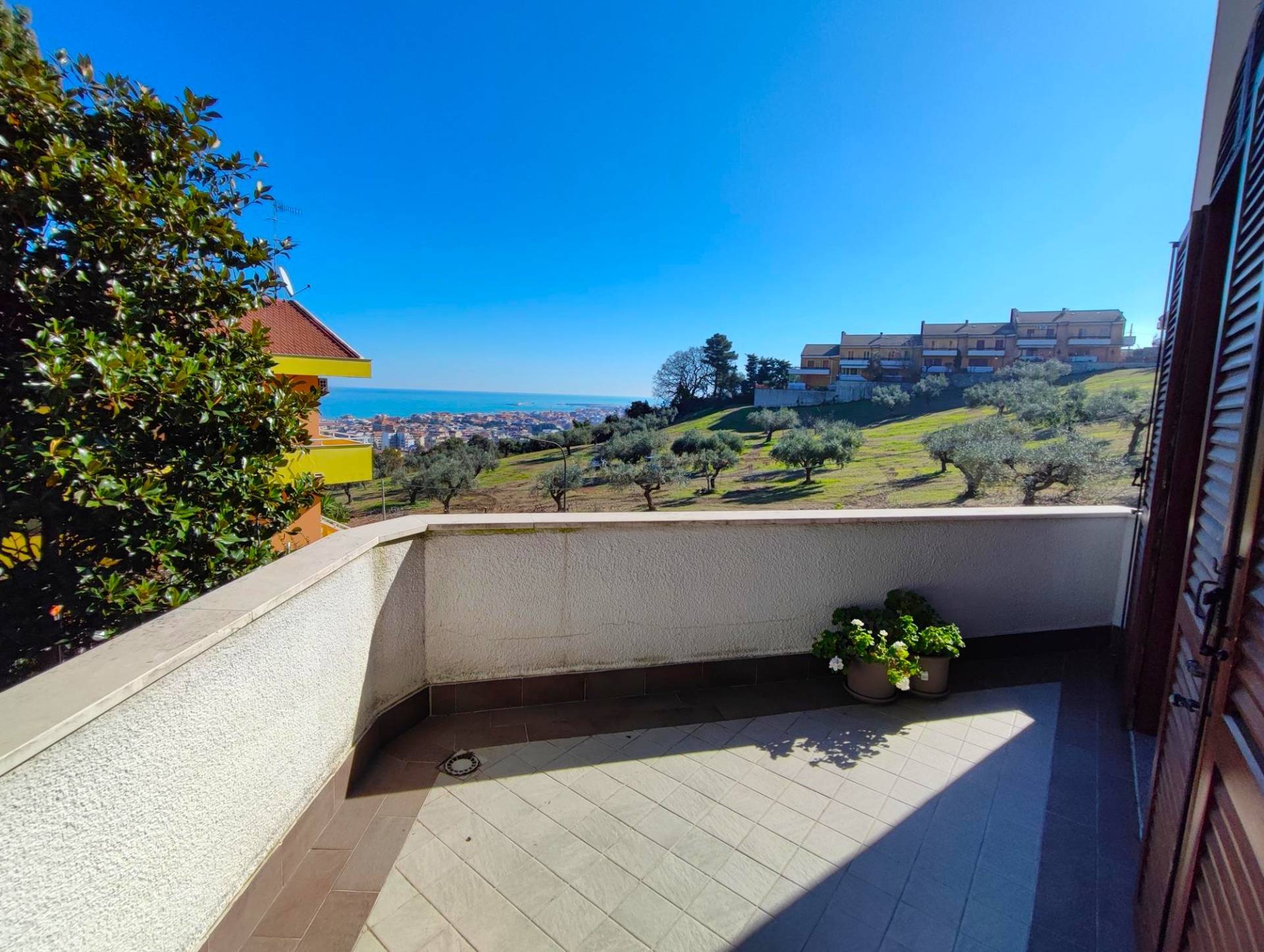 Villa, Casa singola in vendita a Pescara, Zona Colli