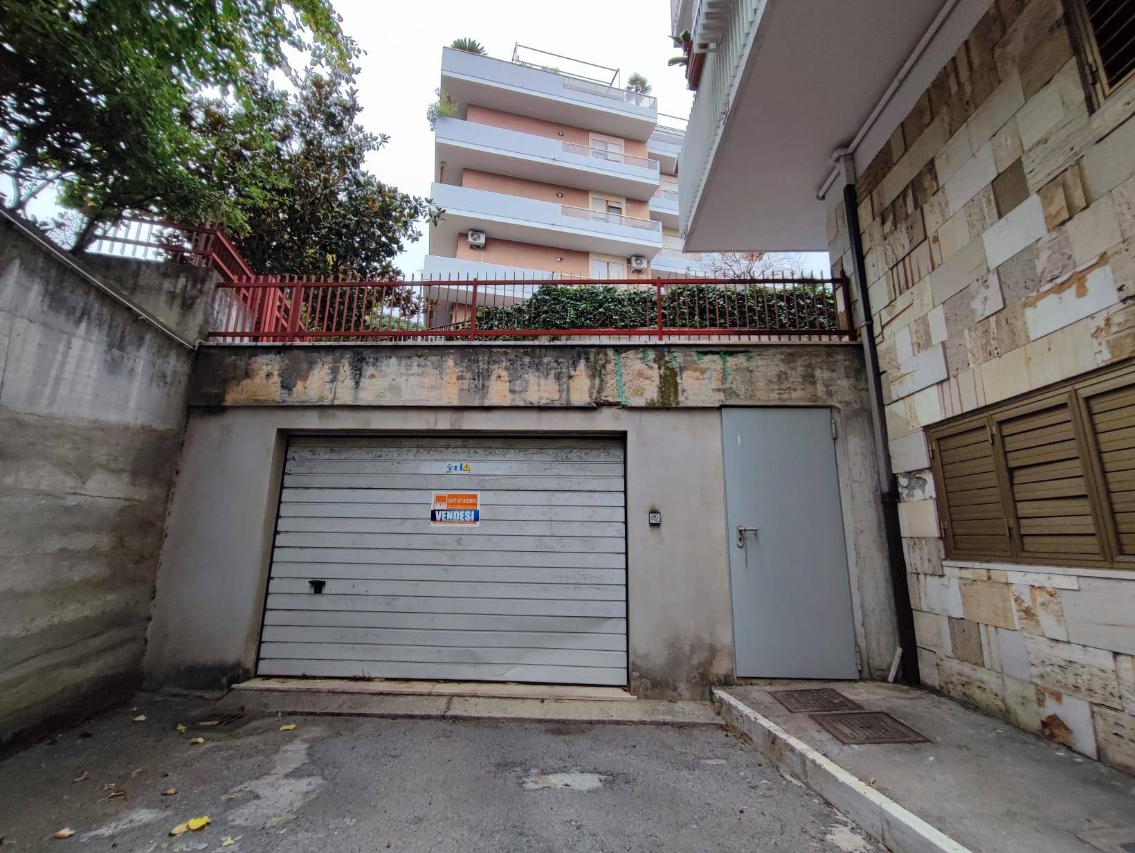 Box o garage in vendita a Pescara, Zona Colli