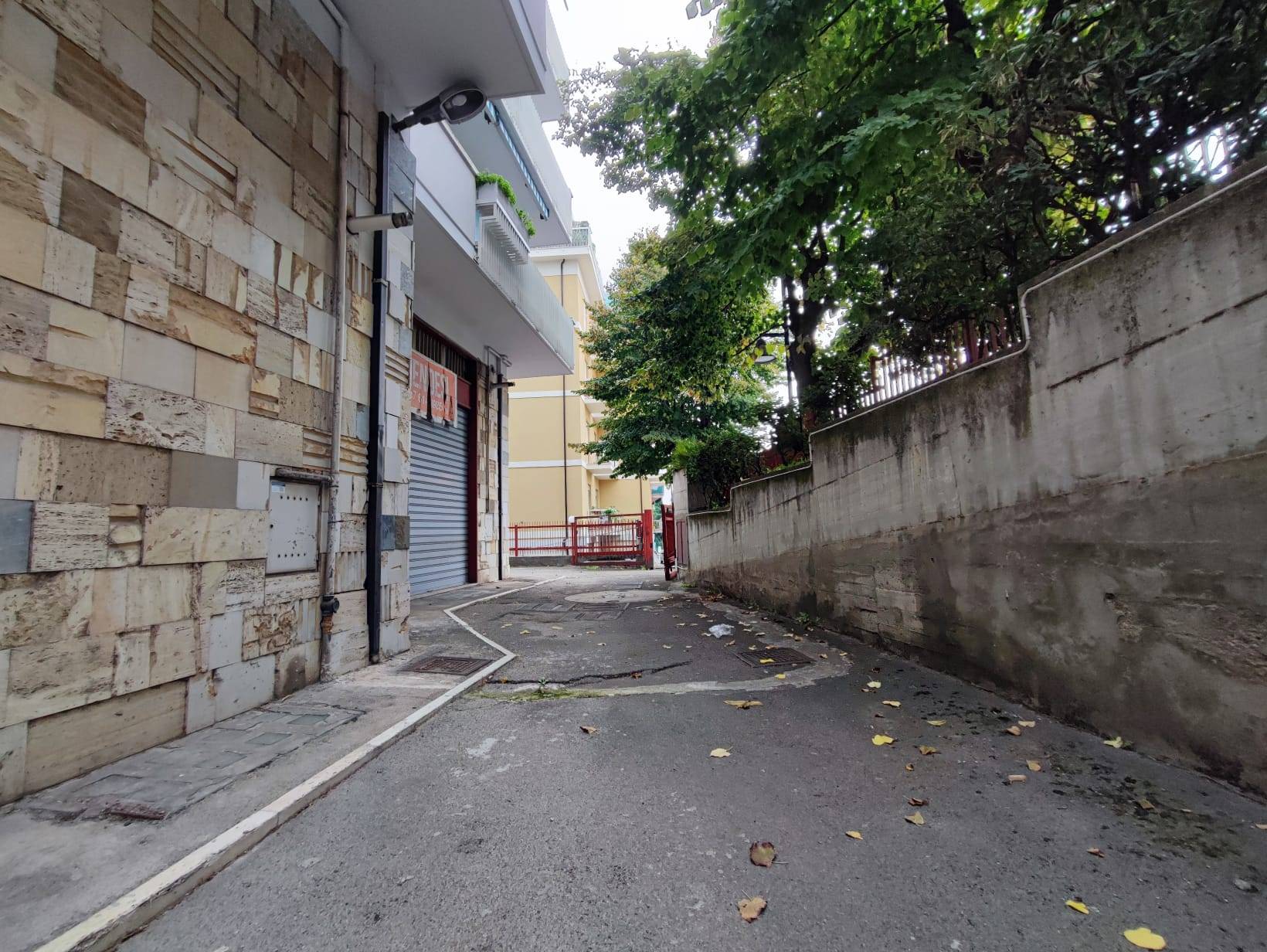 Box o garage in vendita a Pescara, Zona Colli