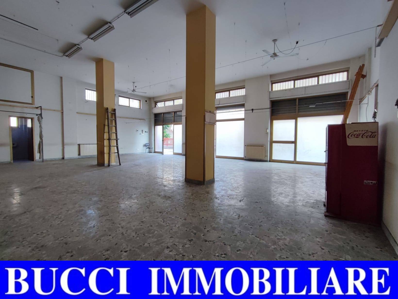 Locale commerciale in vendita a Pescara, Zona Colli