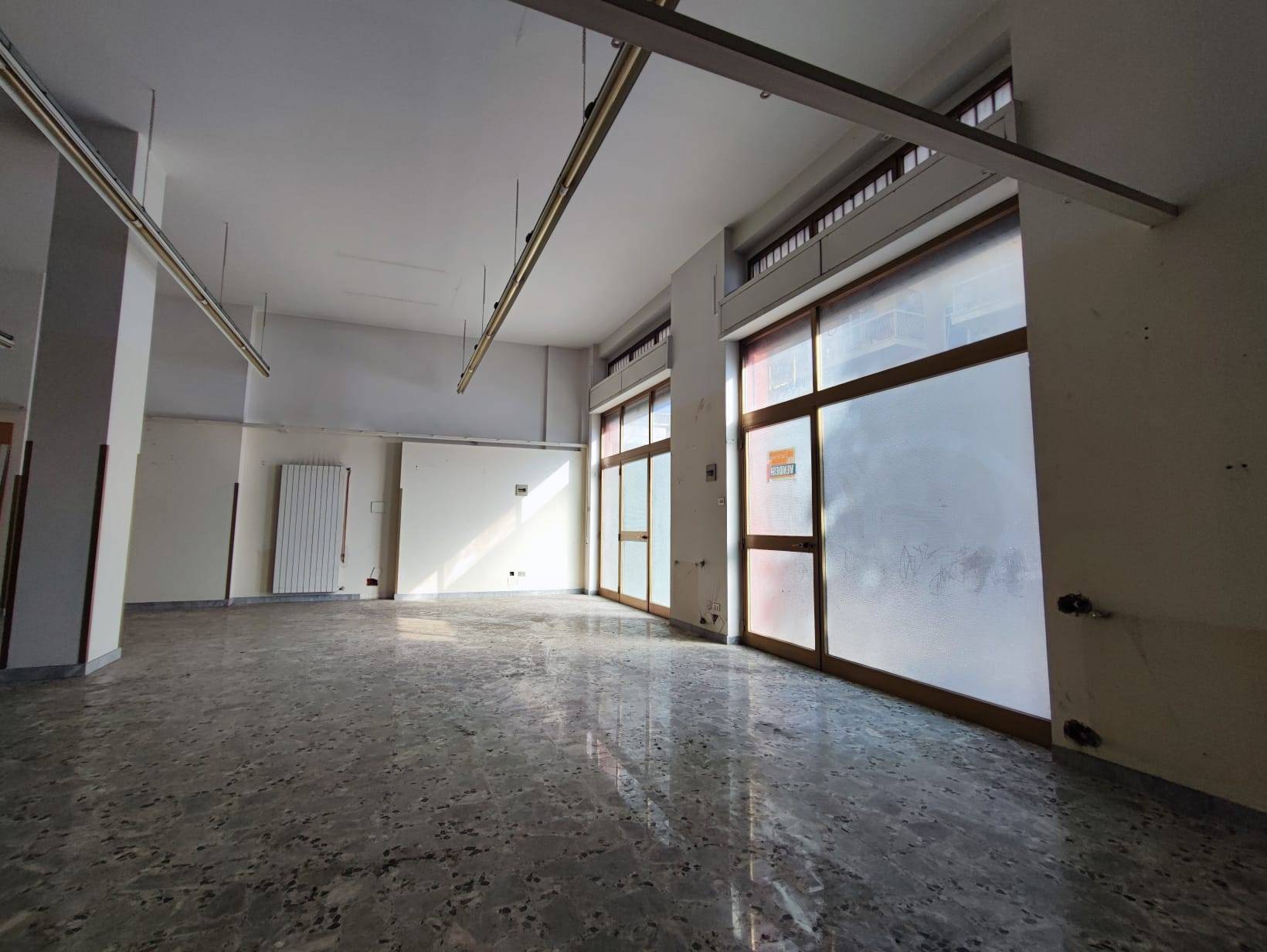 Locale commerciale in vendita a Pescara, Zona Colli