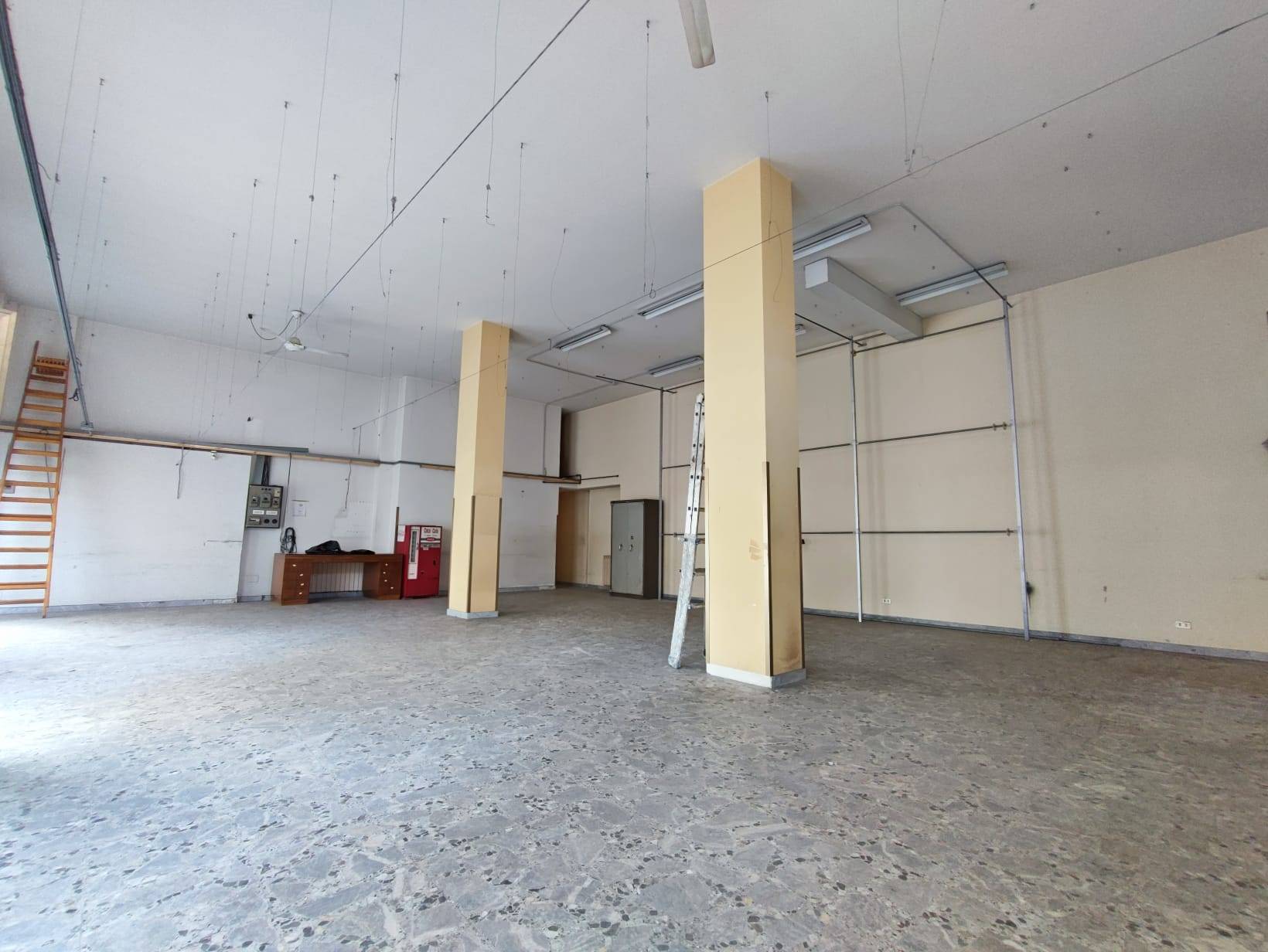 Locale commerciale in vendita a Pescara, Zona Colli