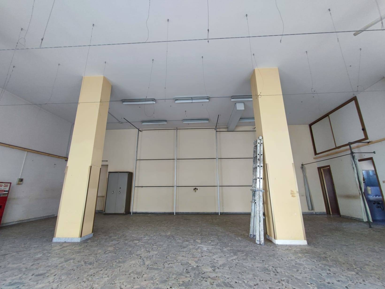 Locale commerciale in vendita a Pescara, Zona Colli