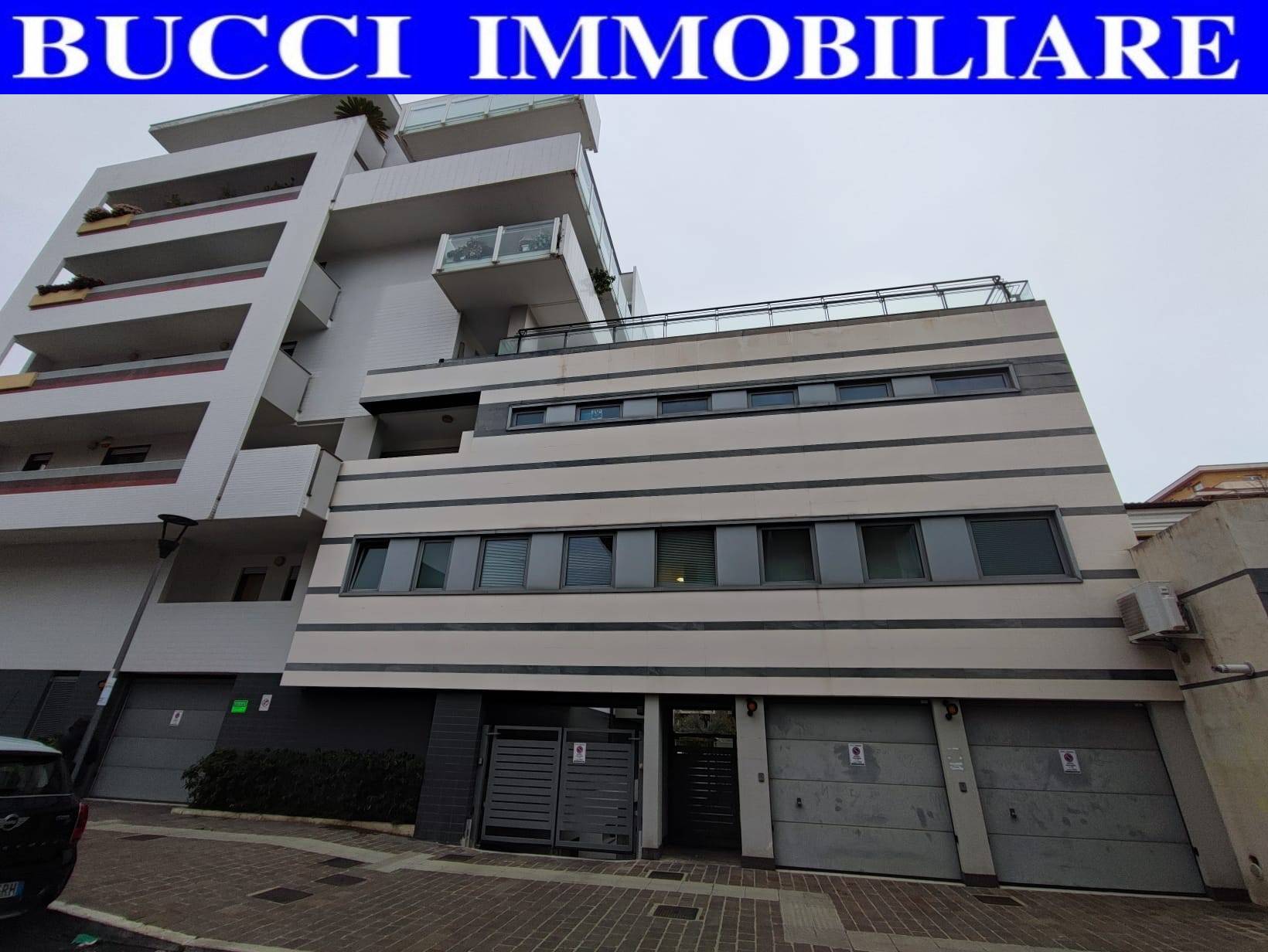 Garage in vendita a Pescara, Centro