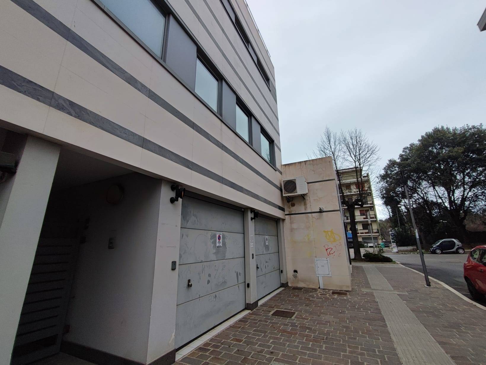 Garage in vendita a Pescara, Centro