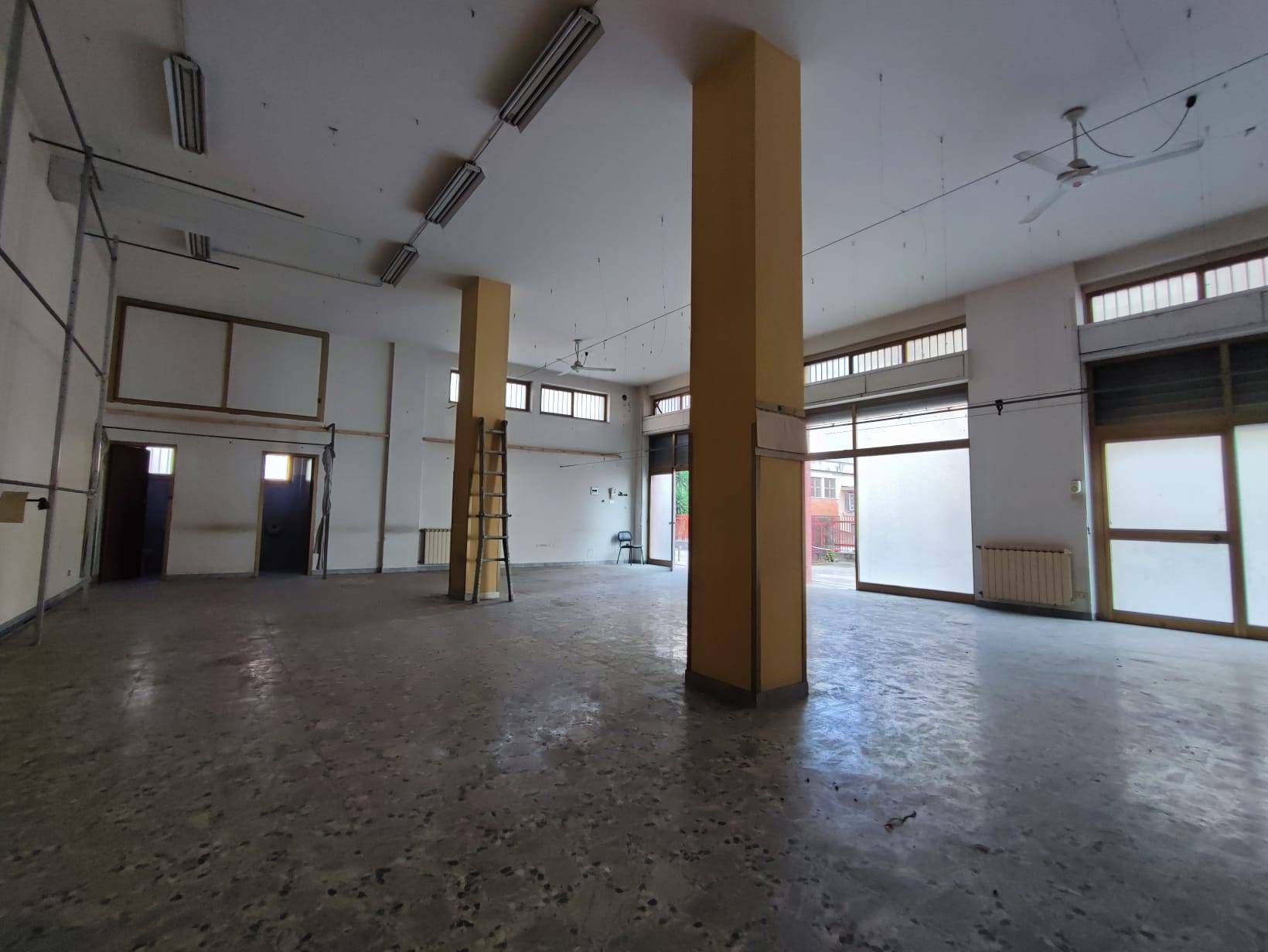 Locale commerciale in vendita a Pescara, Zona Colli