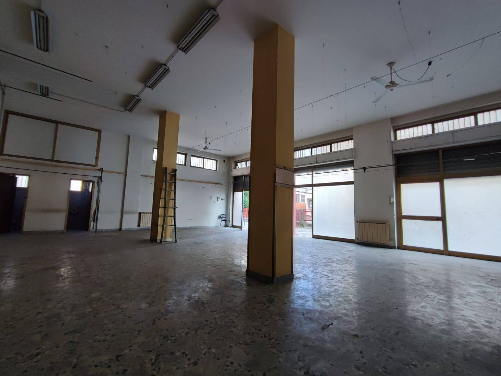 Locale commerciale in vendita a Pescara, Zona Colli