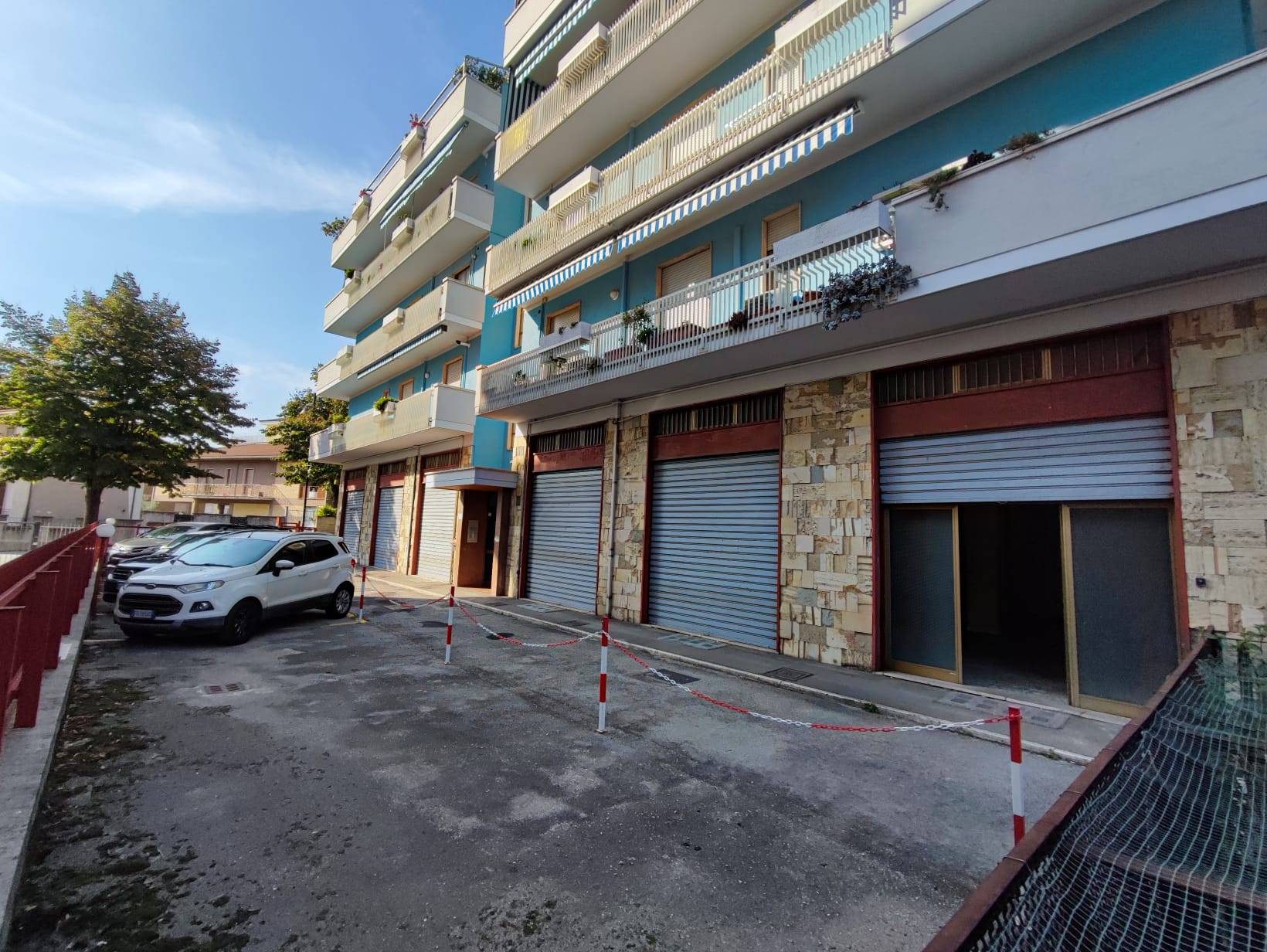 Locale commerciale in vendita a Pescara, Zona Colli