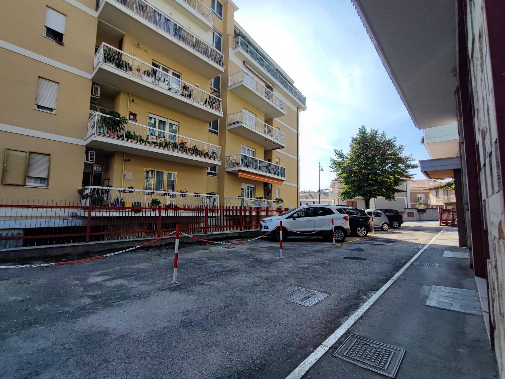 Locale commerciale in vendita a Pescara, Zona Colli