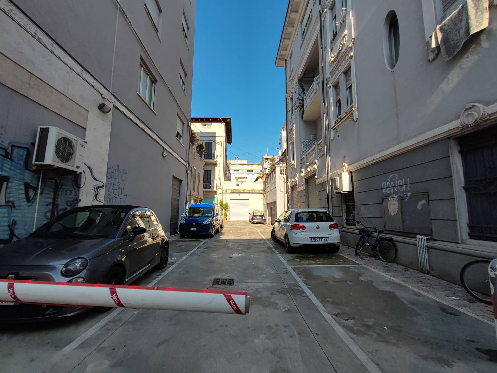 Garage in affitto a Pescara, Centro