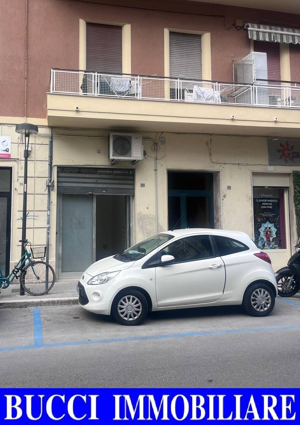 Locale commerciale in vendita a Pescara, Centro