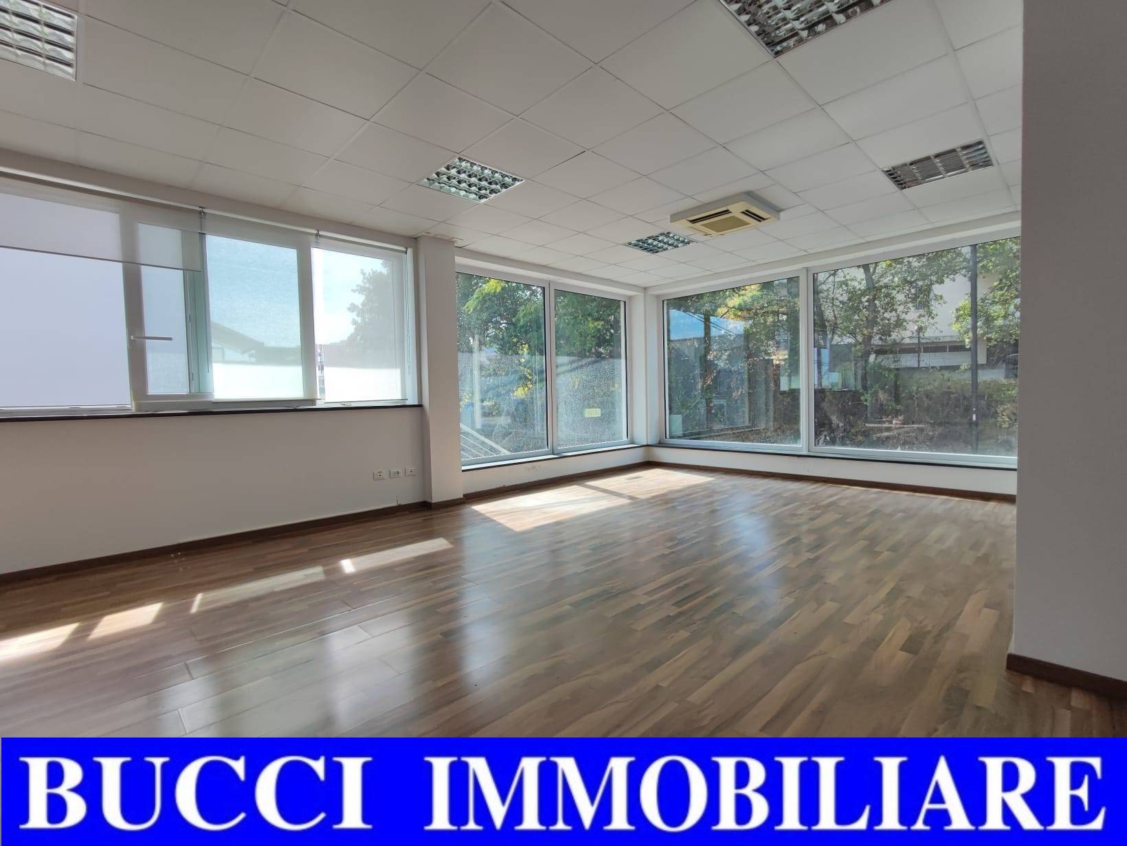 Locale commerciale in affitto a Pescara, Zona Colli