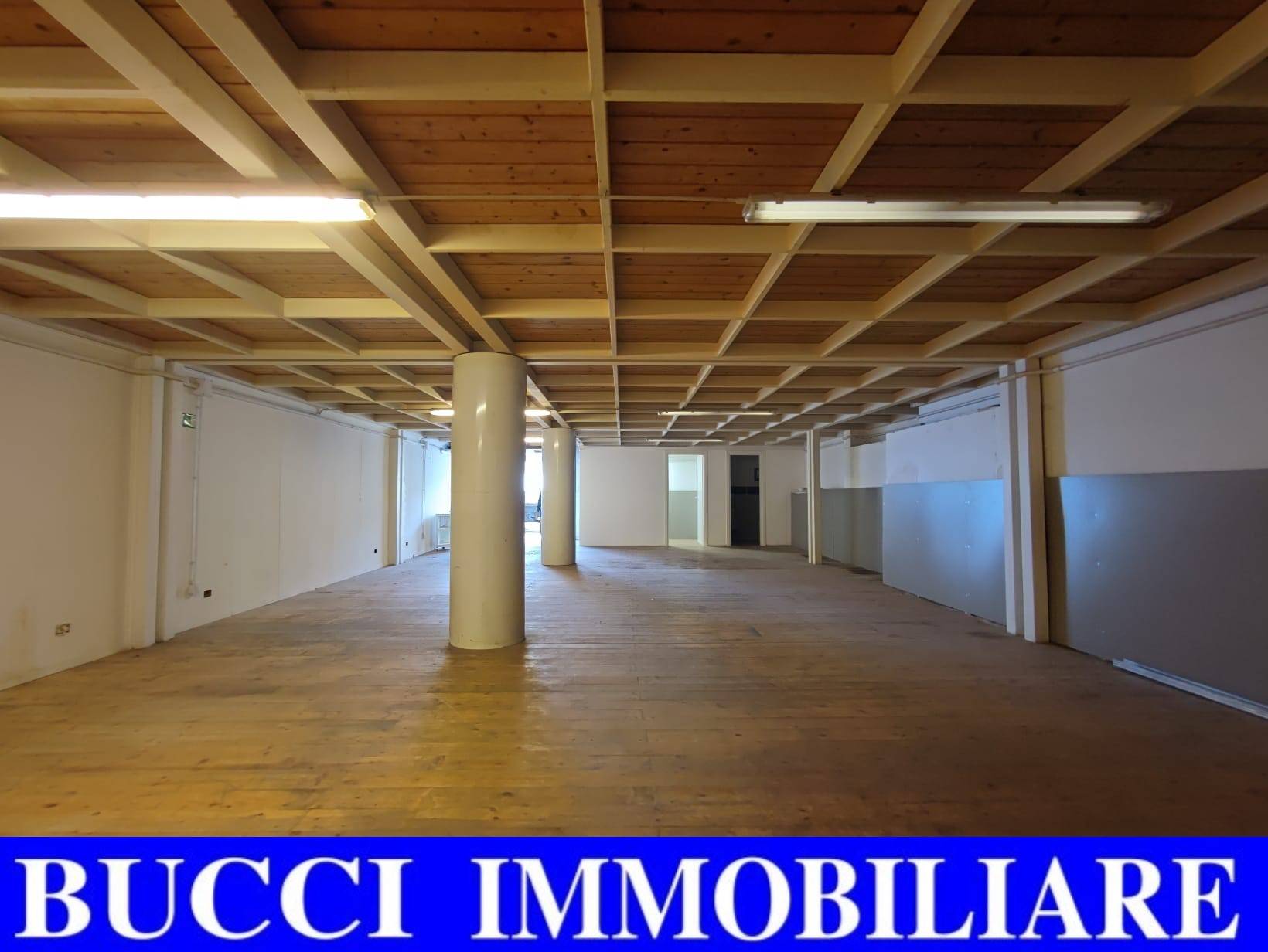 Locale commerciale in affitto a Pescara, Zona Colli