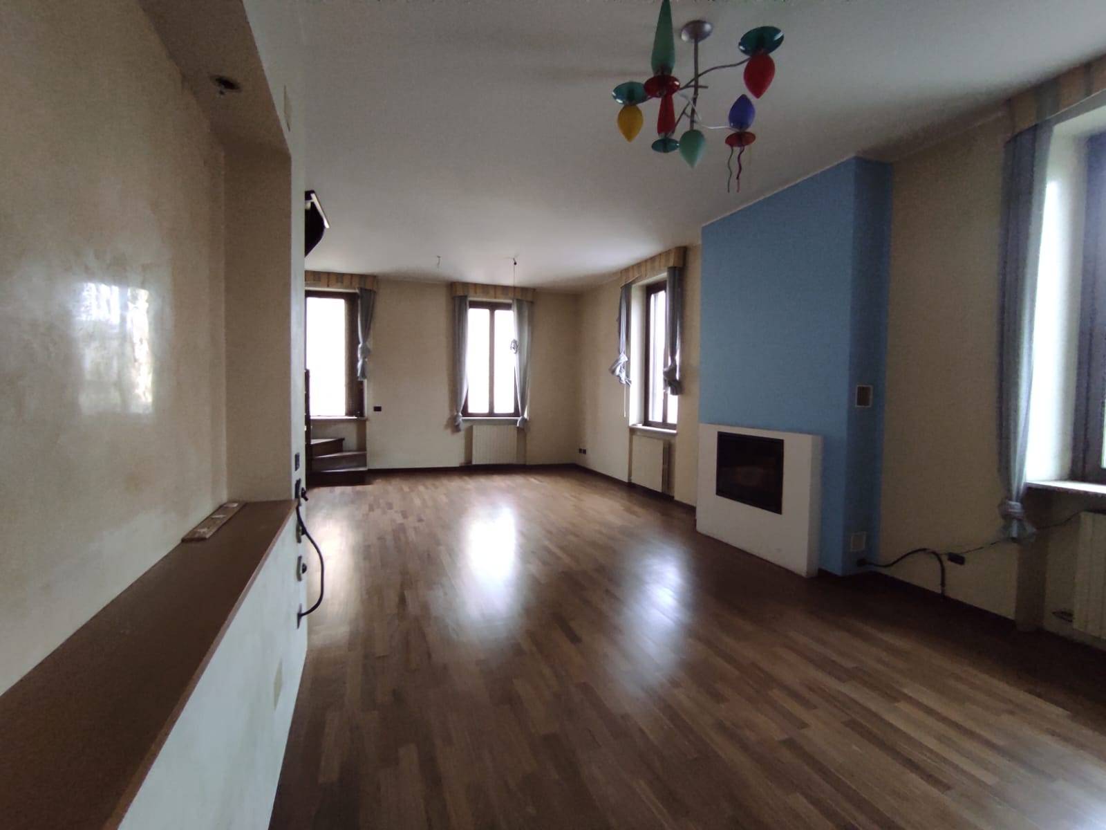 Appartamento + Mansarda in affitto a Saronno, Centro