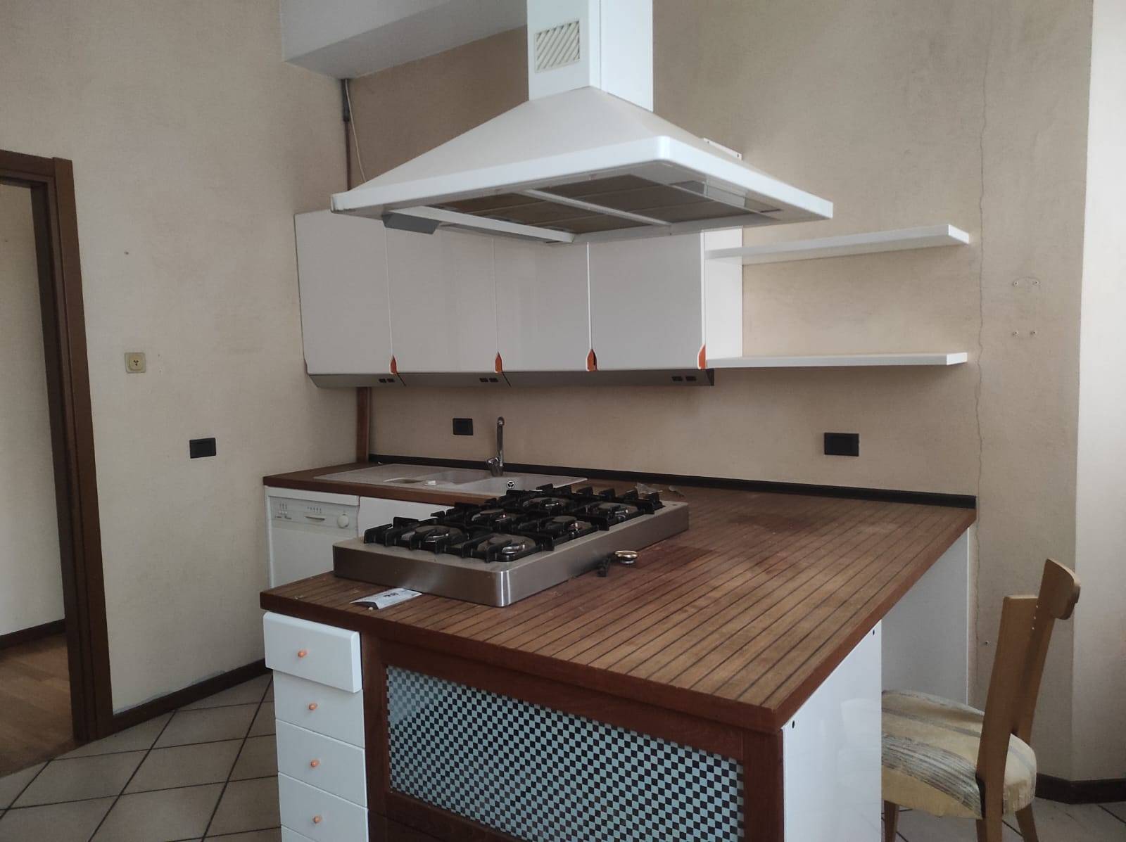 Appartamento + Mansarda in affitto a Saronno, Centro