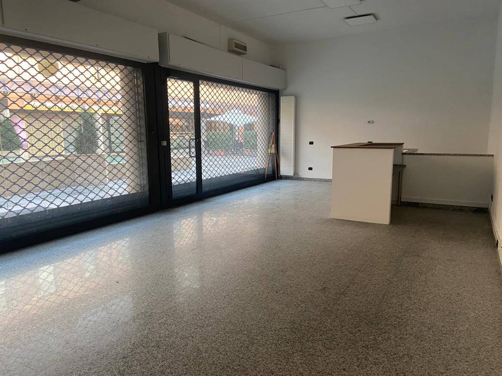 Locale commerciale in affitto a Saronno