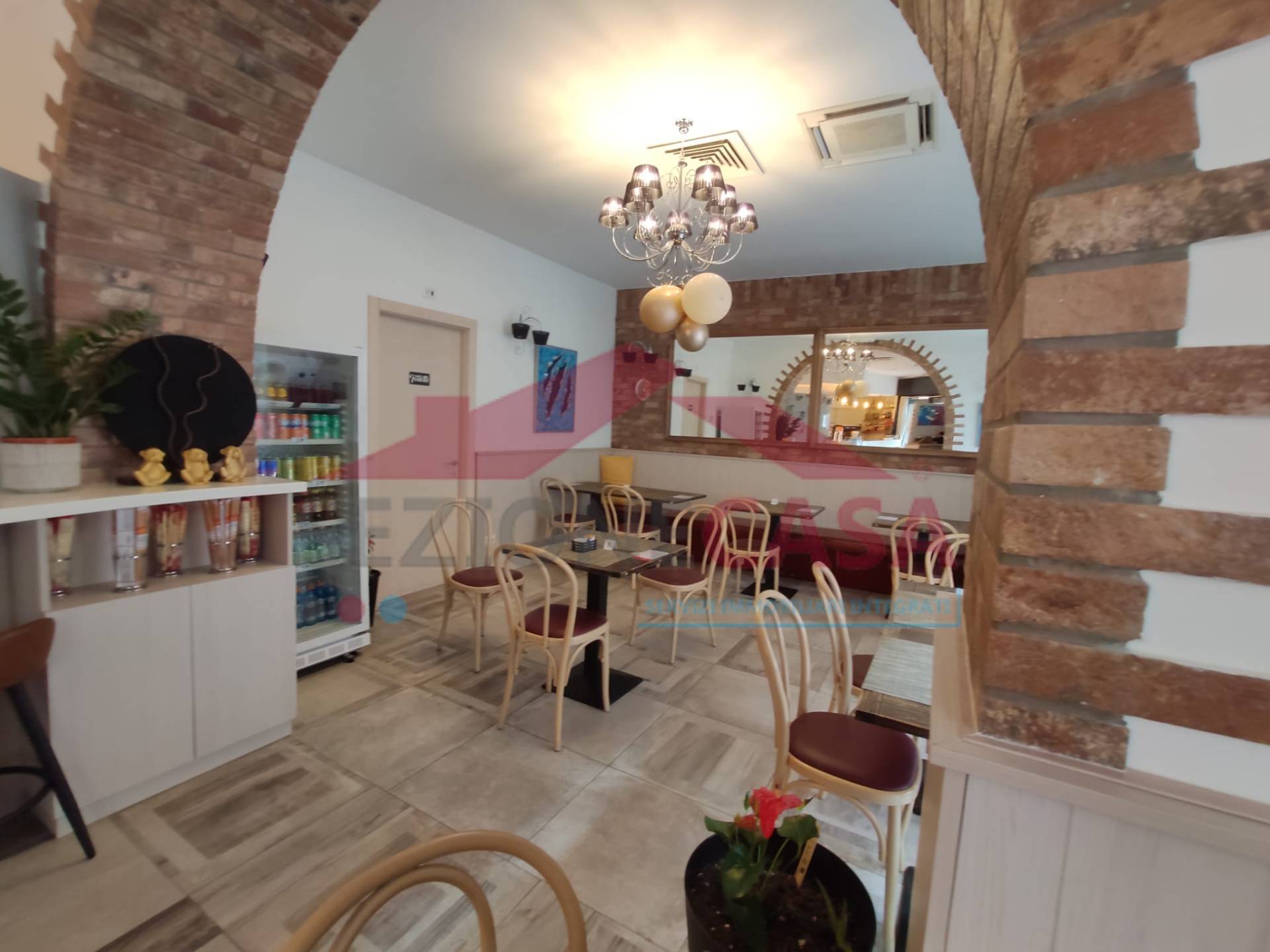 Locale commerciale in vendita a Saronno, Centro