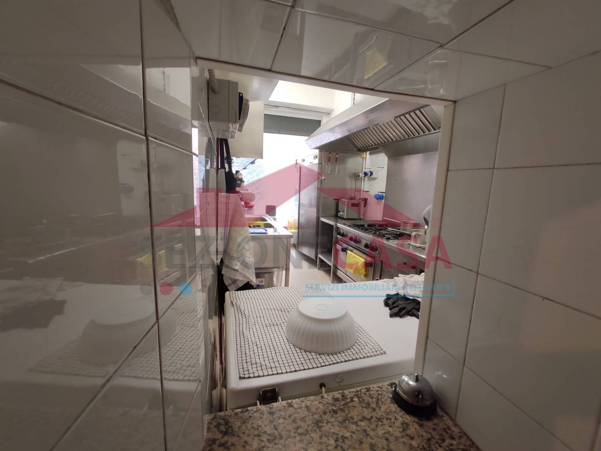 Locale commerciale in vendita a Saronno, Centro