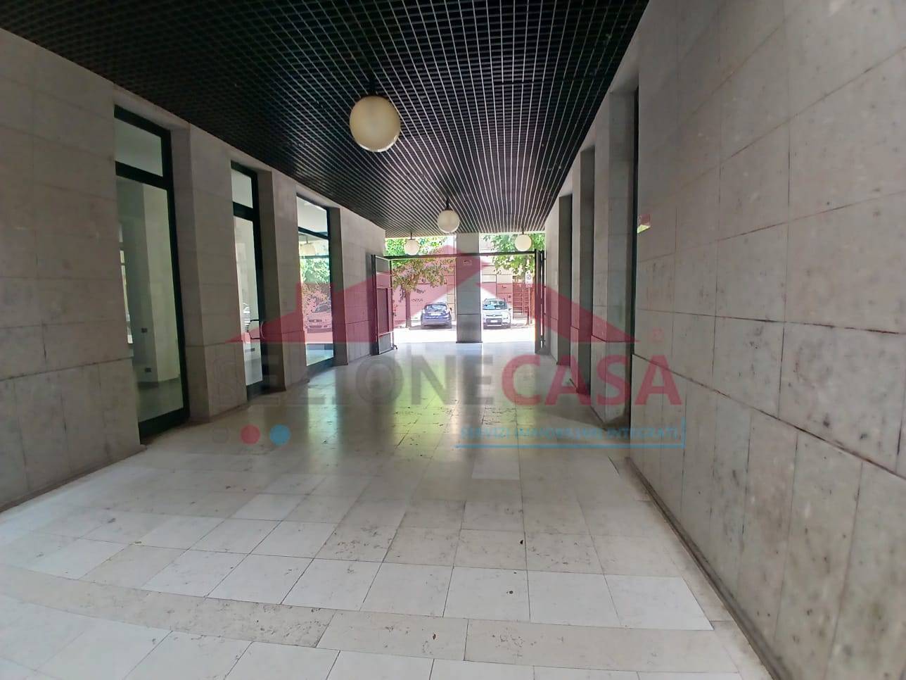 Locale commerciale in affitto a Saronno, Centro