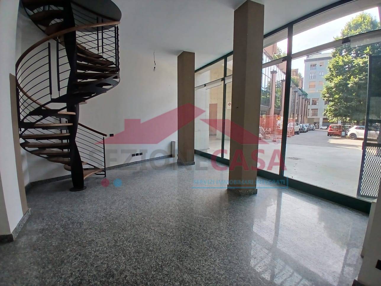 Locale commerciale in affitto a Saronno, Centro