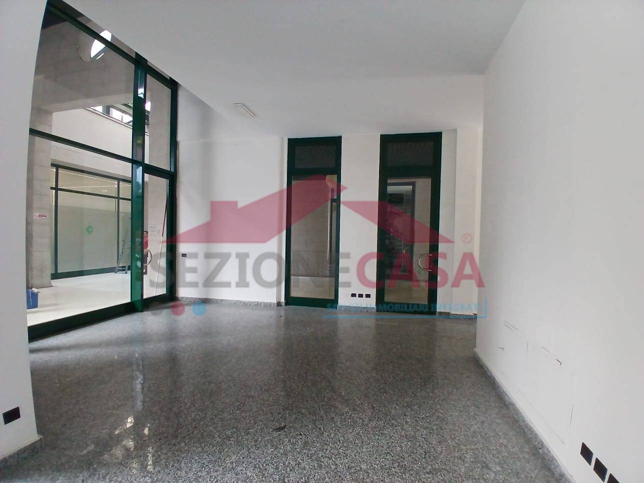 Locale commerciale in affitto a Saronno, Centro