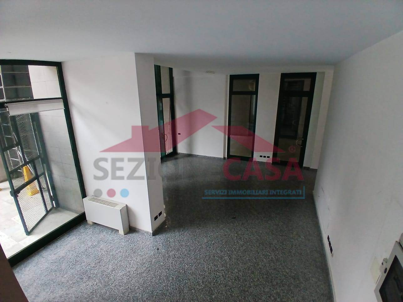 Locale commerciale in affitto a Saronno, Centro