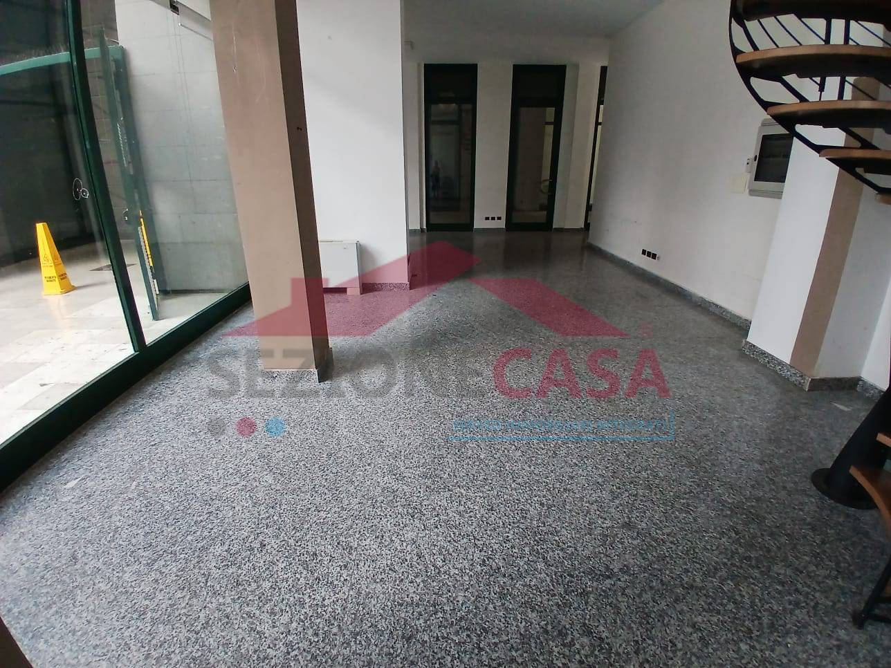 Locale commerciale in affitto a Saronno, Centro