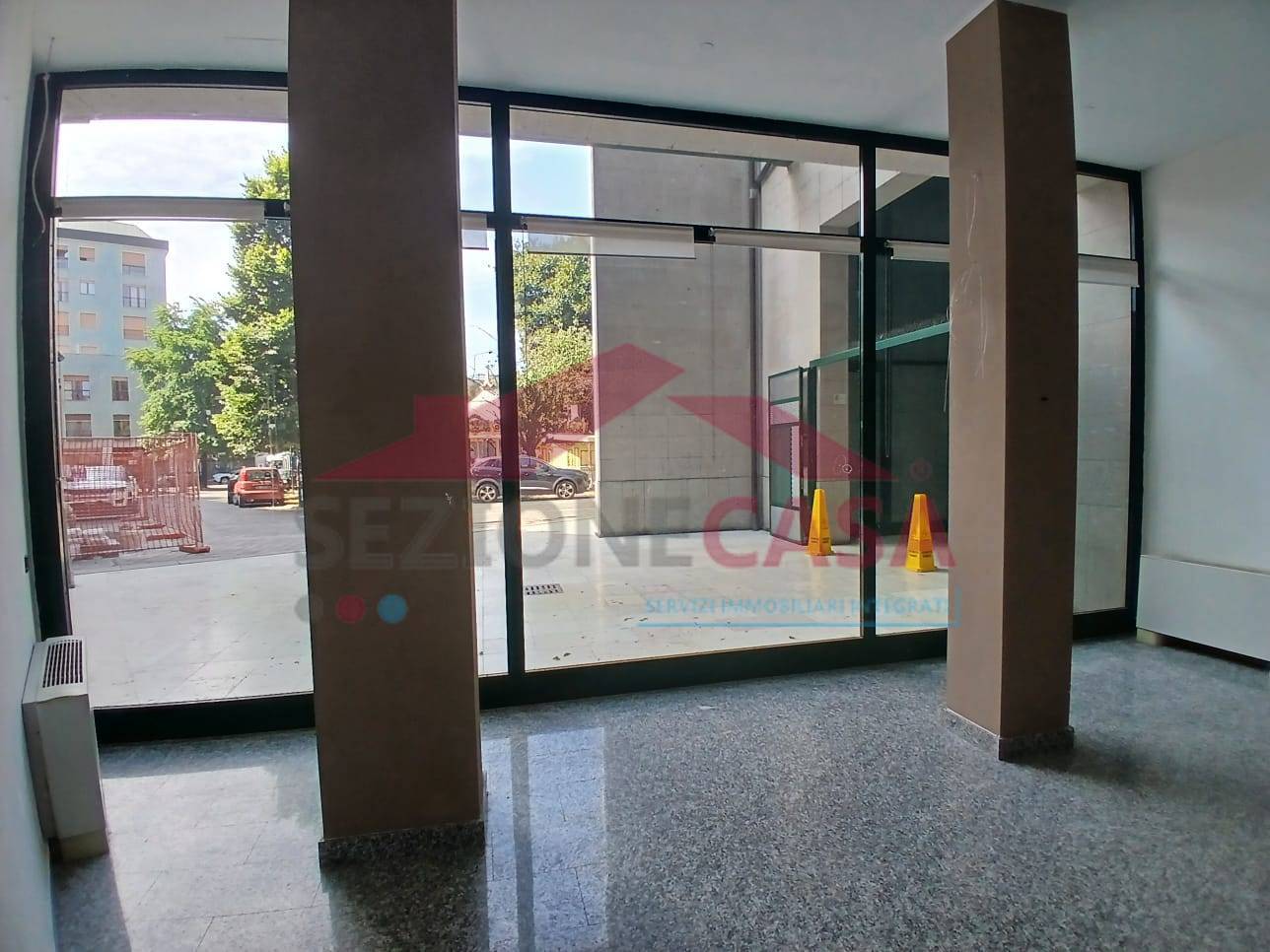 Locale commerciale in affitto a Saronno, Centro