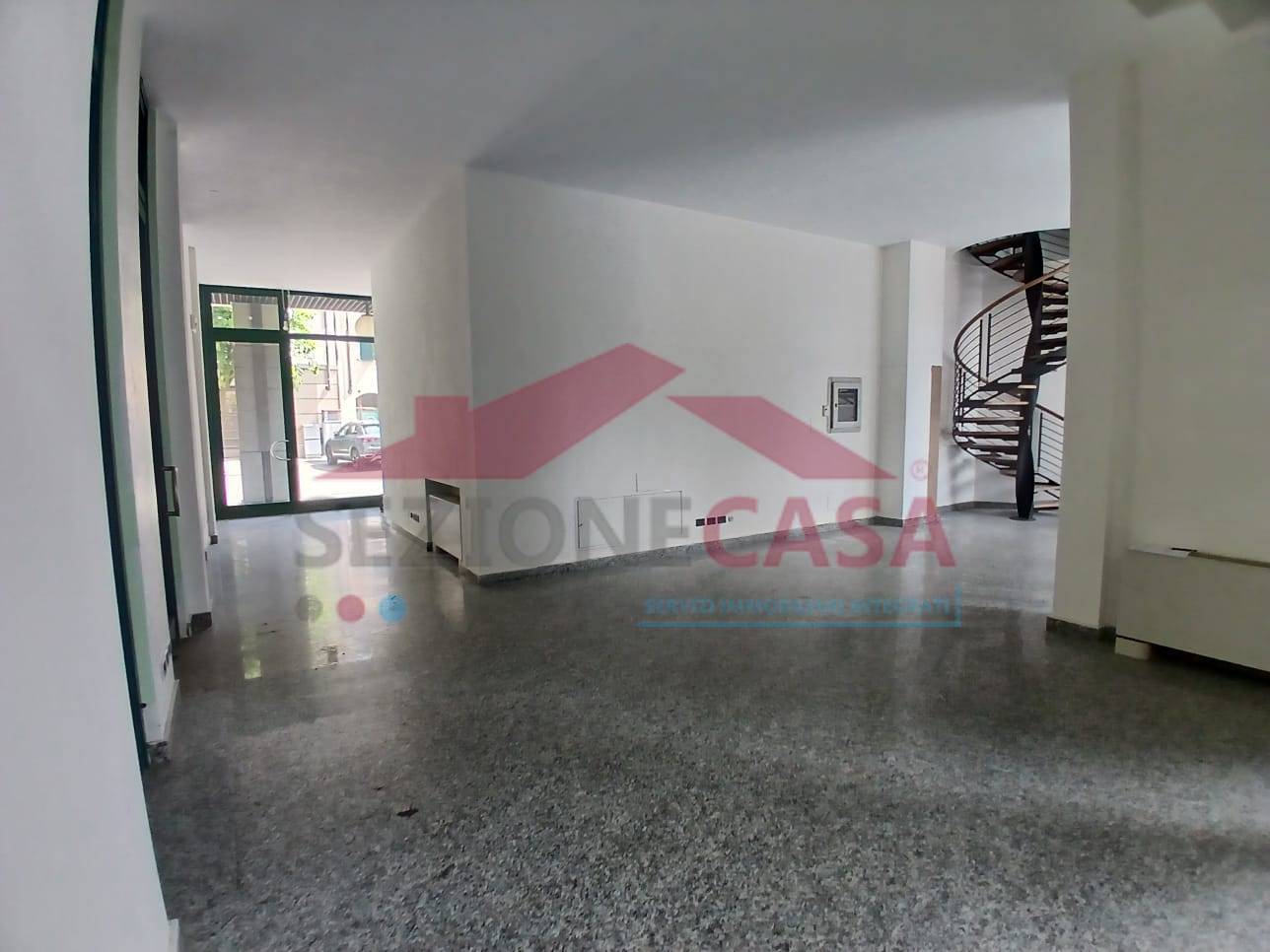 Locale commerciale in affitto a Saronno, Centro