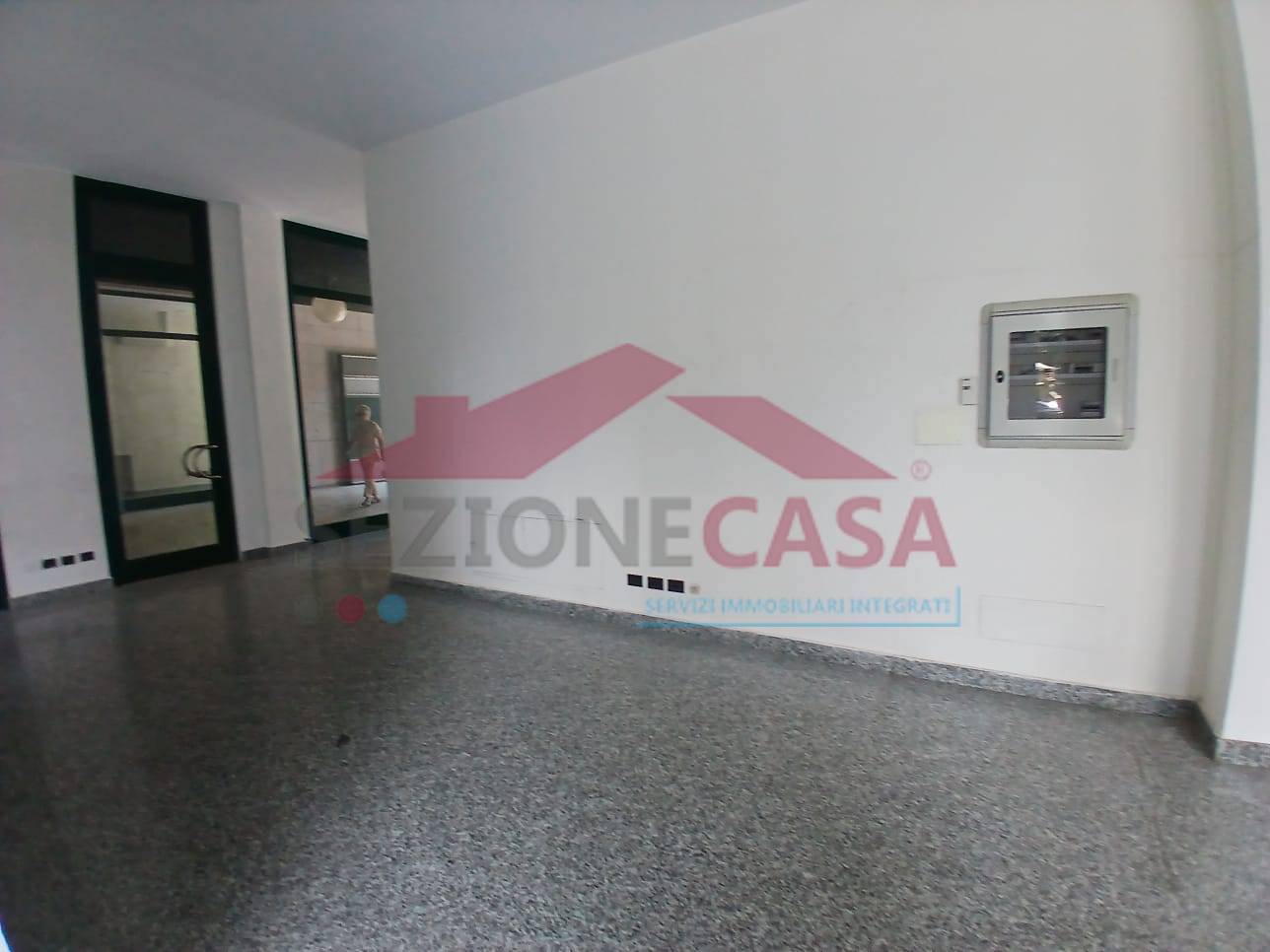 Locale commerciale in affitto a Saronno, Centro