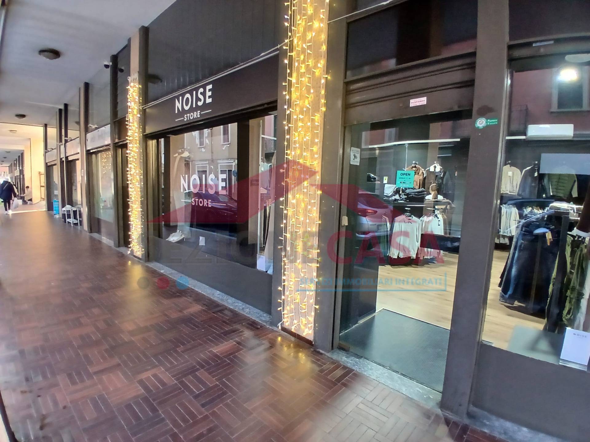 Locale commerciale in vendita a Saronno, Centro