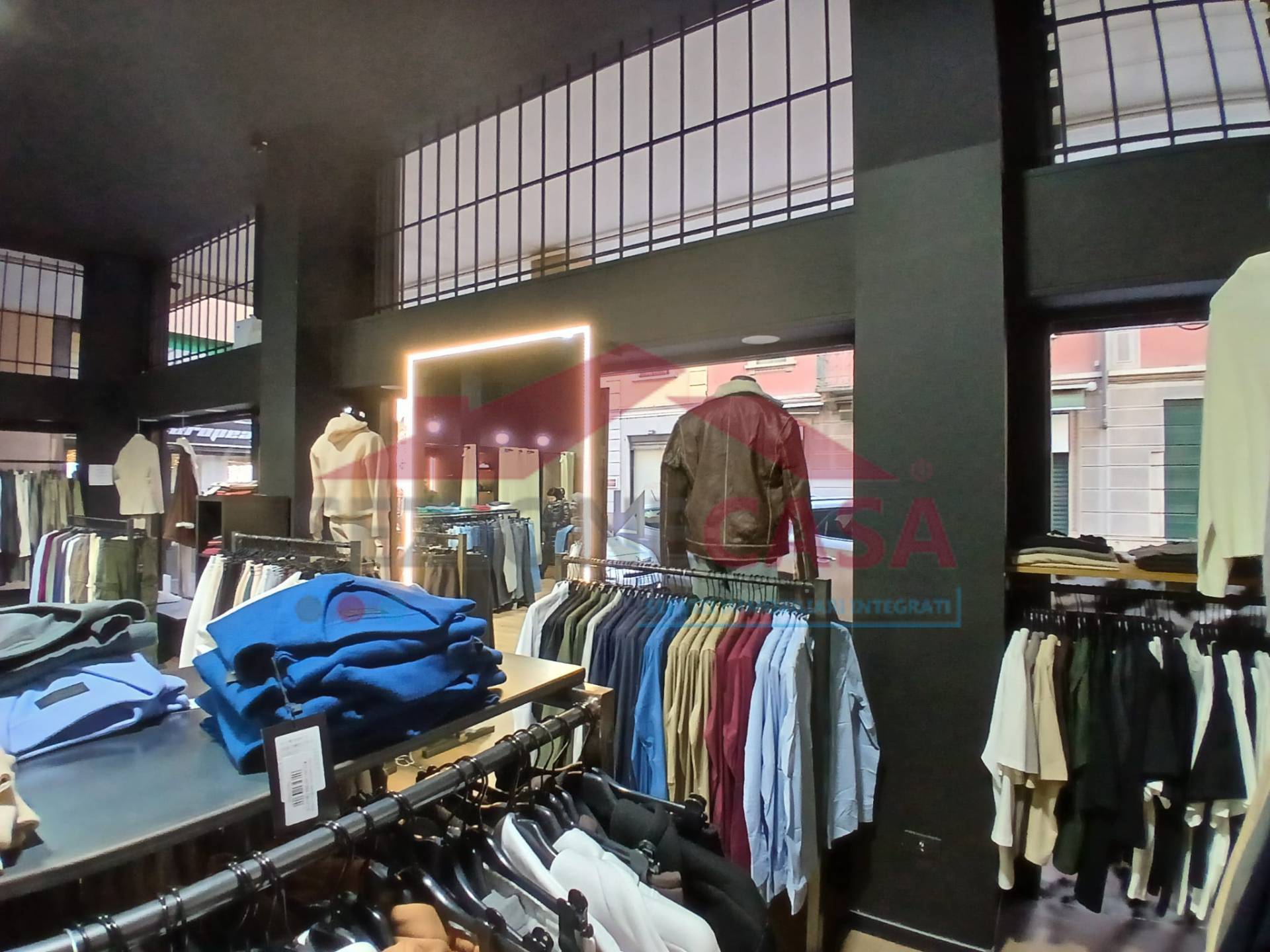 Locale commerciale in vendita a Saronno, Centro