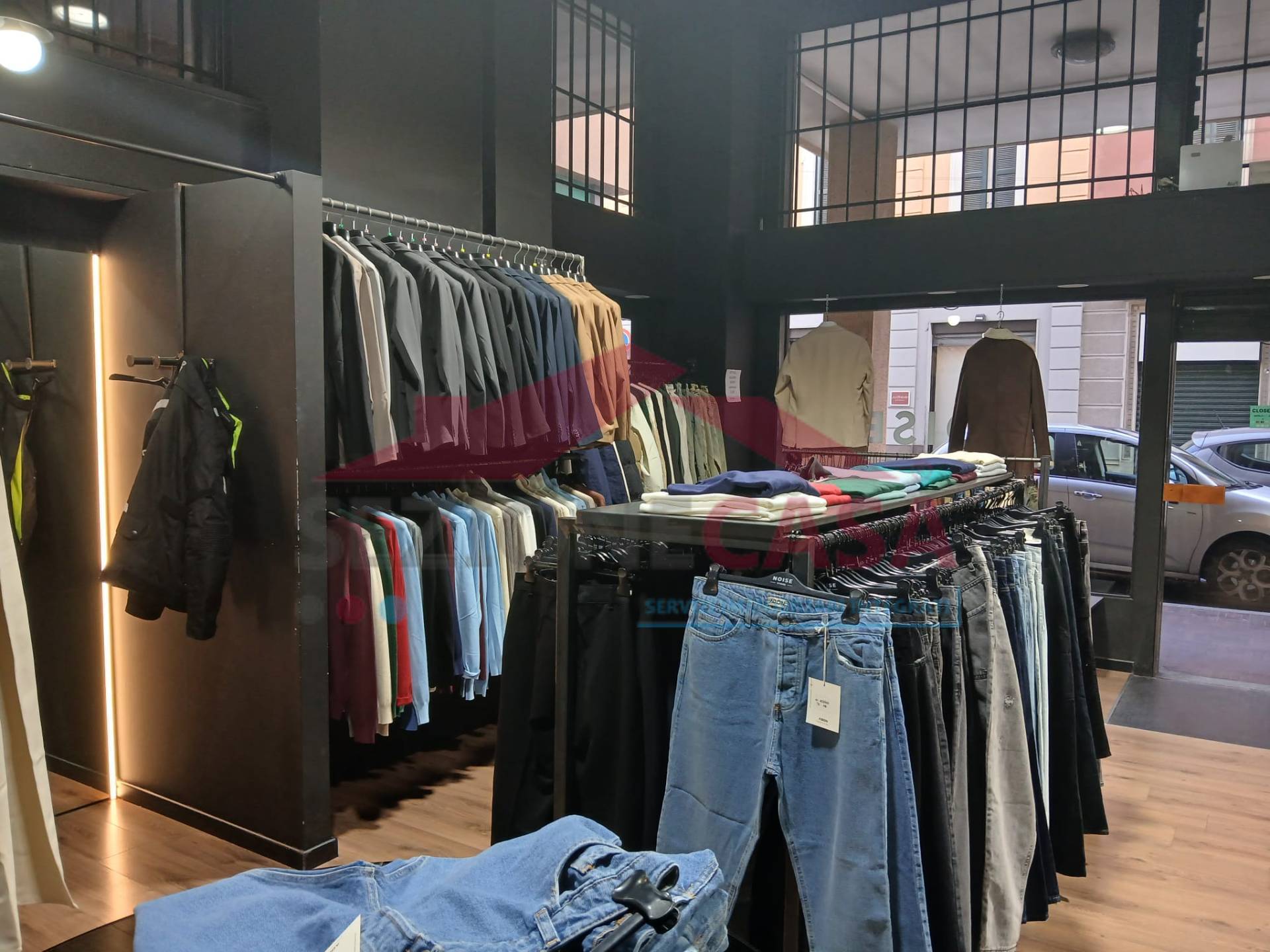 Locale commerciale in vendita a Saronno, Centro