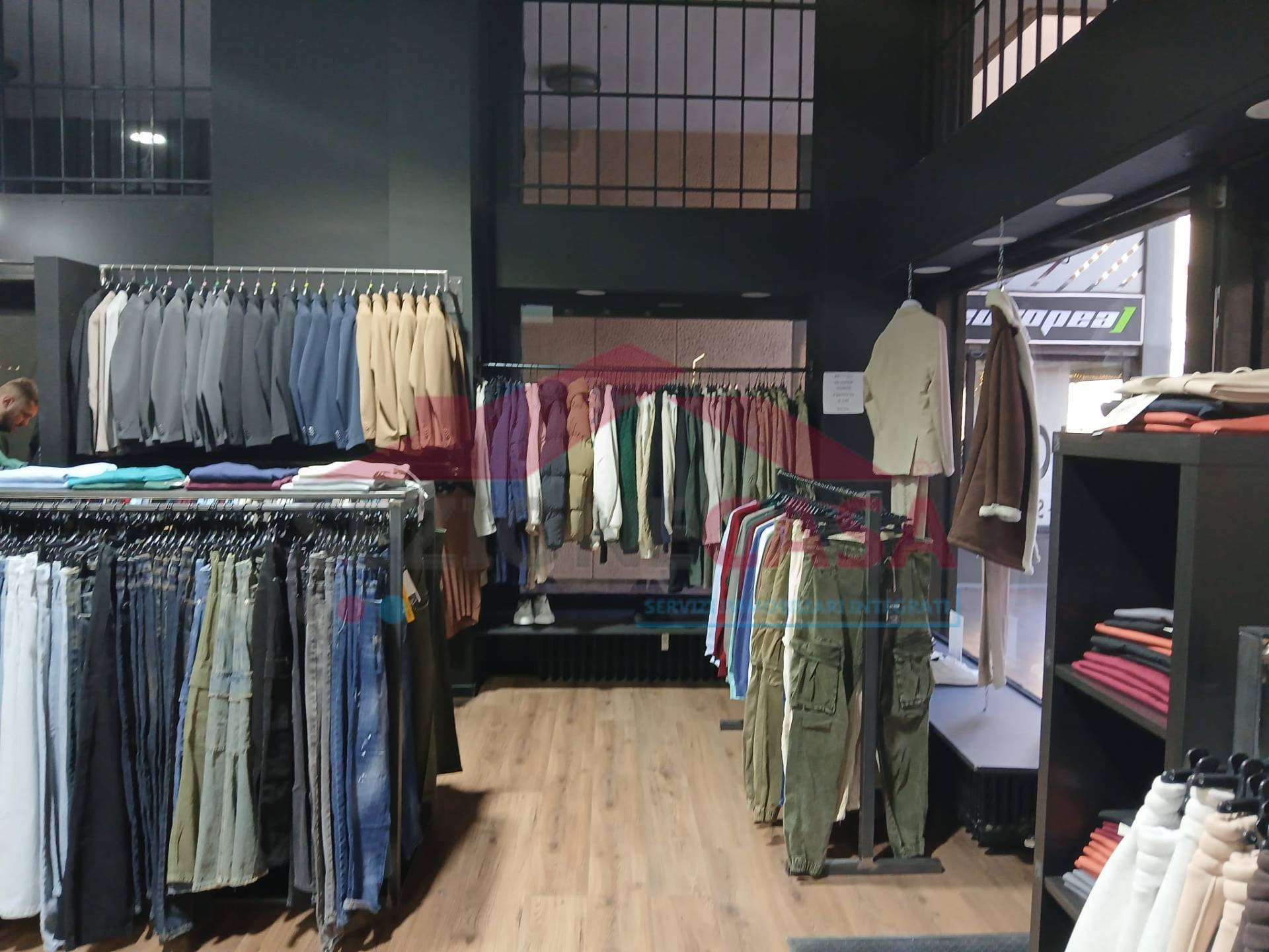 Locale commerciale in vendita a Saronno, Centro