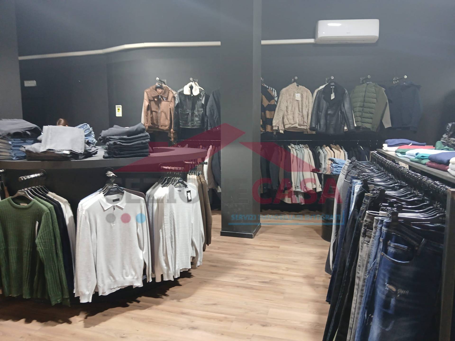 Locale commerciale in vendita a Saronno, Centro