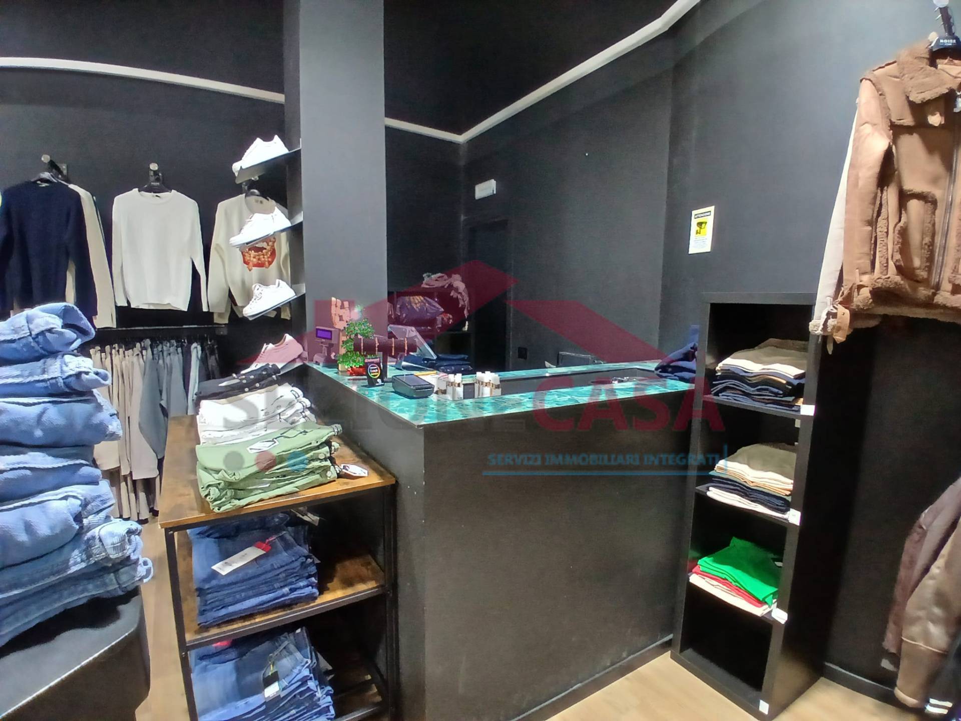 Locale commerciale in vendita a Saronno, Centro