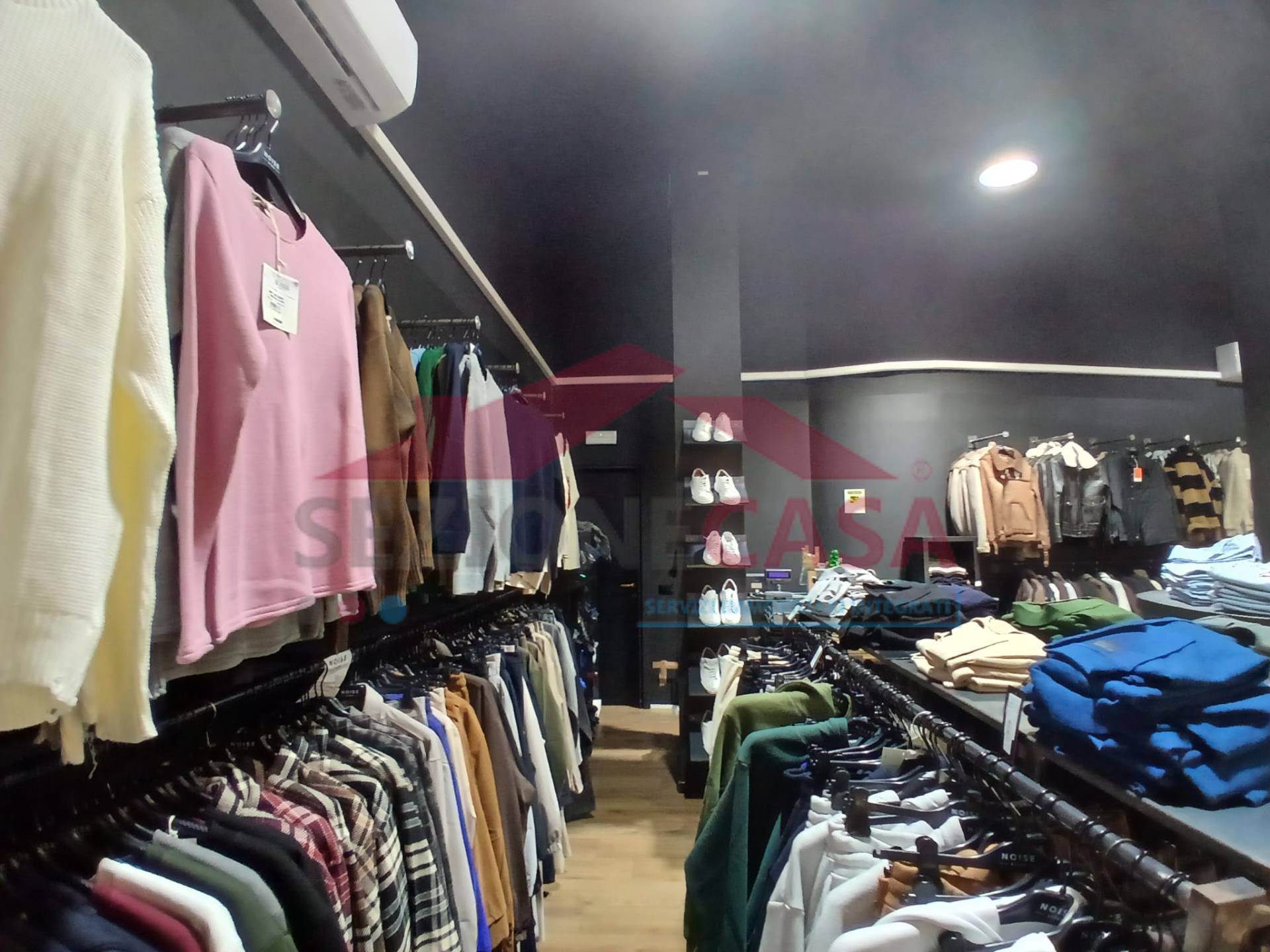 Locale commerciale in vendita a Saronno, Centro