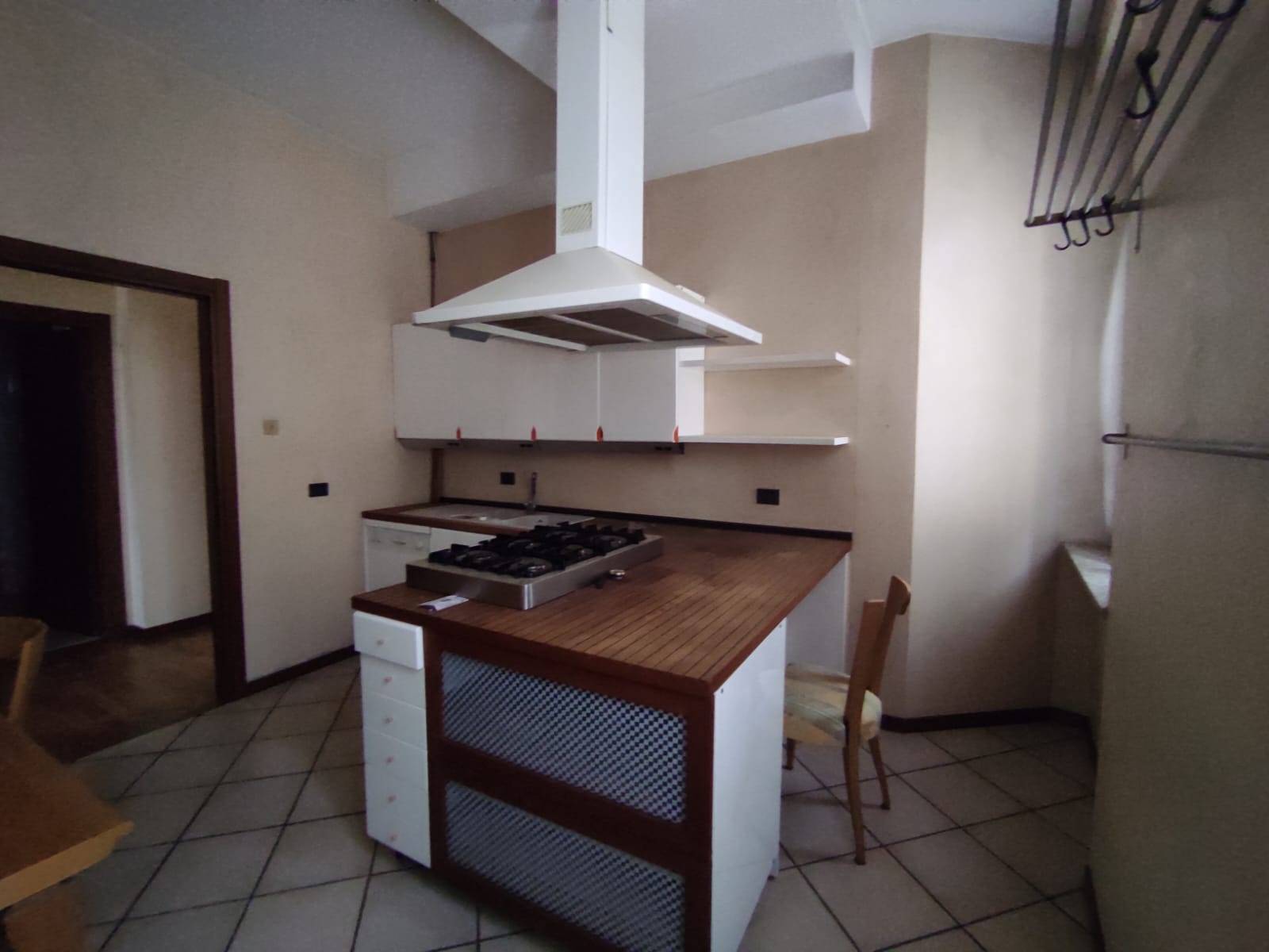 Appartamento + Mansarda in affitto a Saronno, Centro