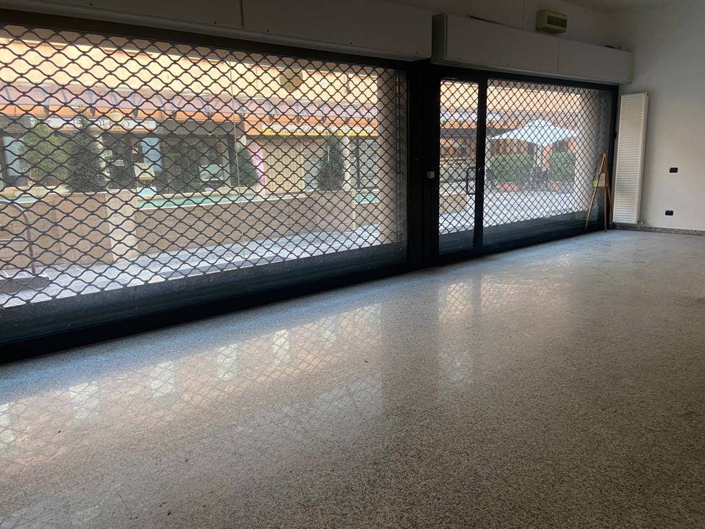 Locale commerciale in affitto a Saronno