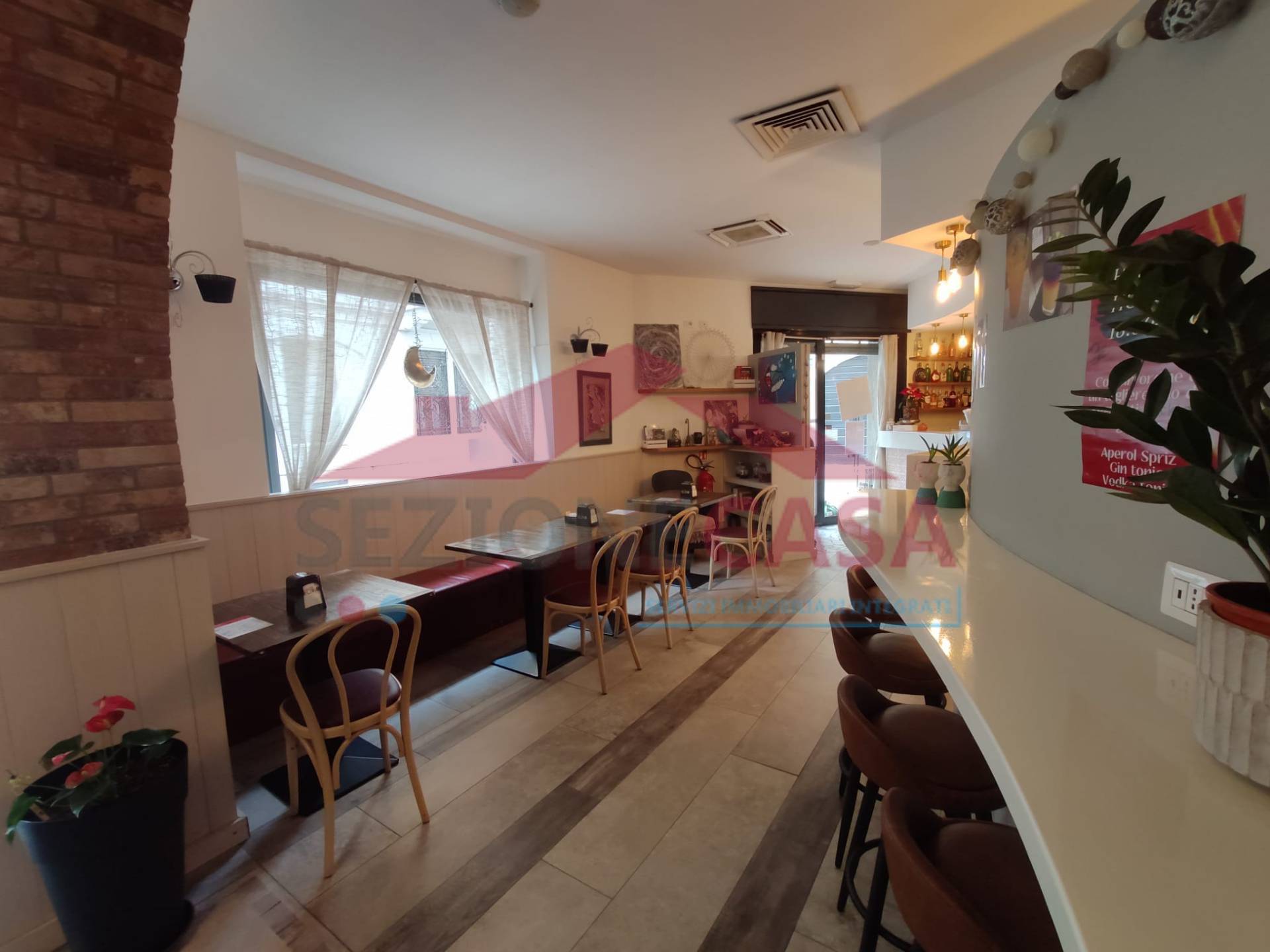 Locale commerciale in vendita a Saronno, Centro