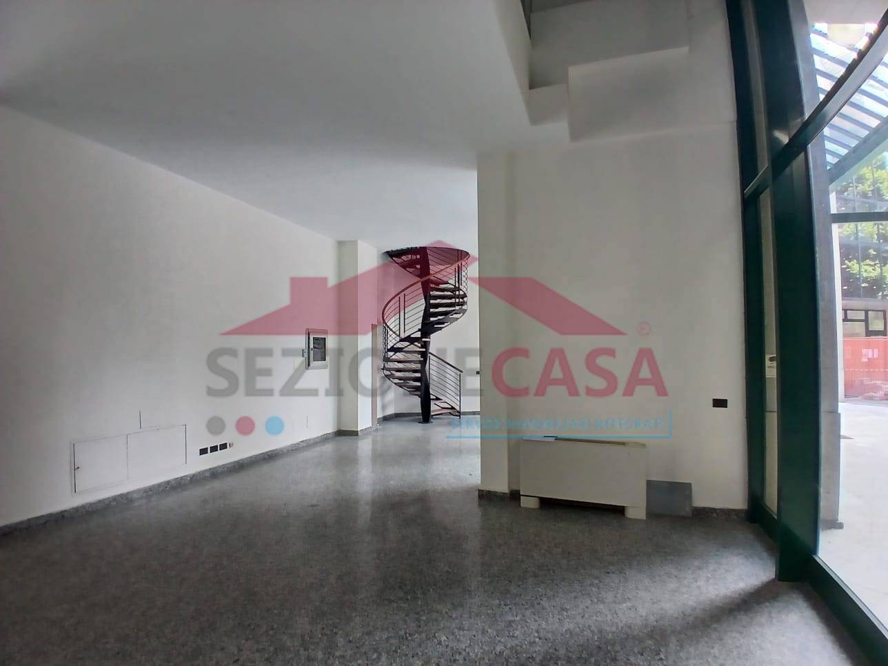 Locale commerciale in affitto a Saronno, Centro